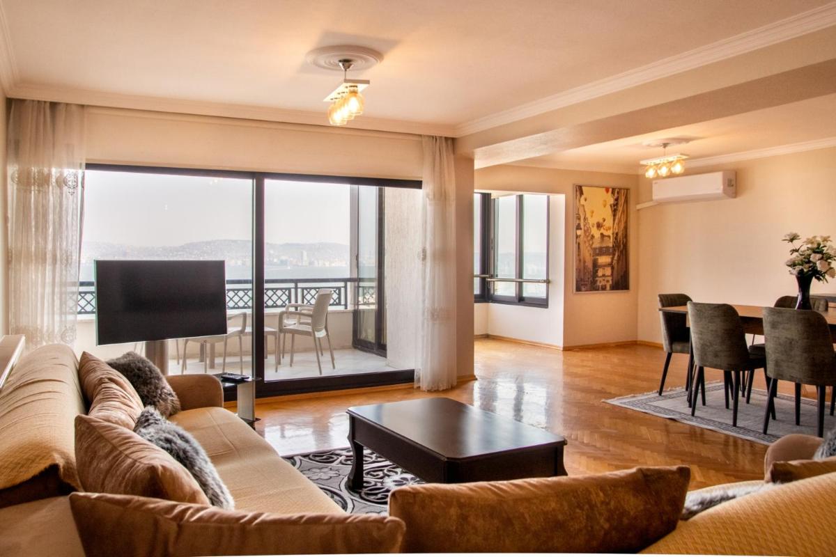 Spacious Flat with Sea View in İzmir Karsiyaka view 2