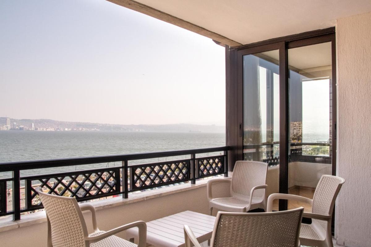 Spacious Flat with Sea View in İzmir Karsiyaka view 5