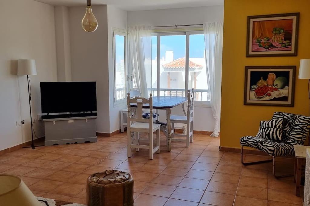 Gilda: beautiful spacious apartment. Seaview from rooftop terrace
