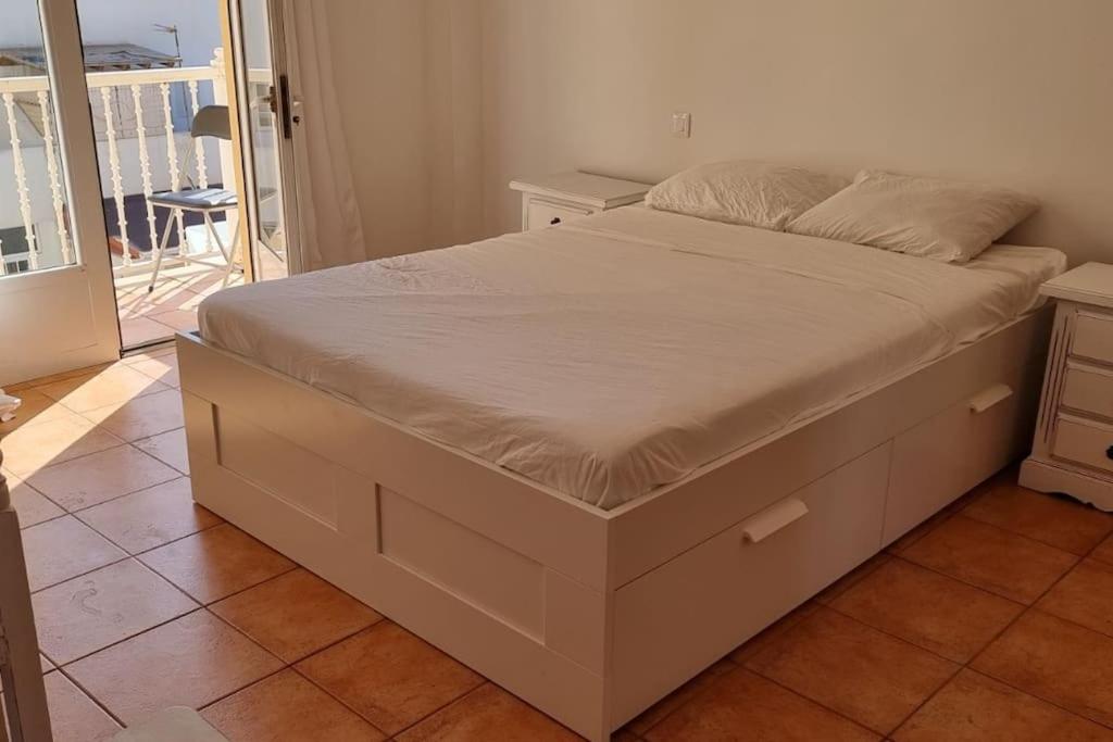 Gilda: beautiful spacious apartment. Seaview from rooftop terrace