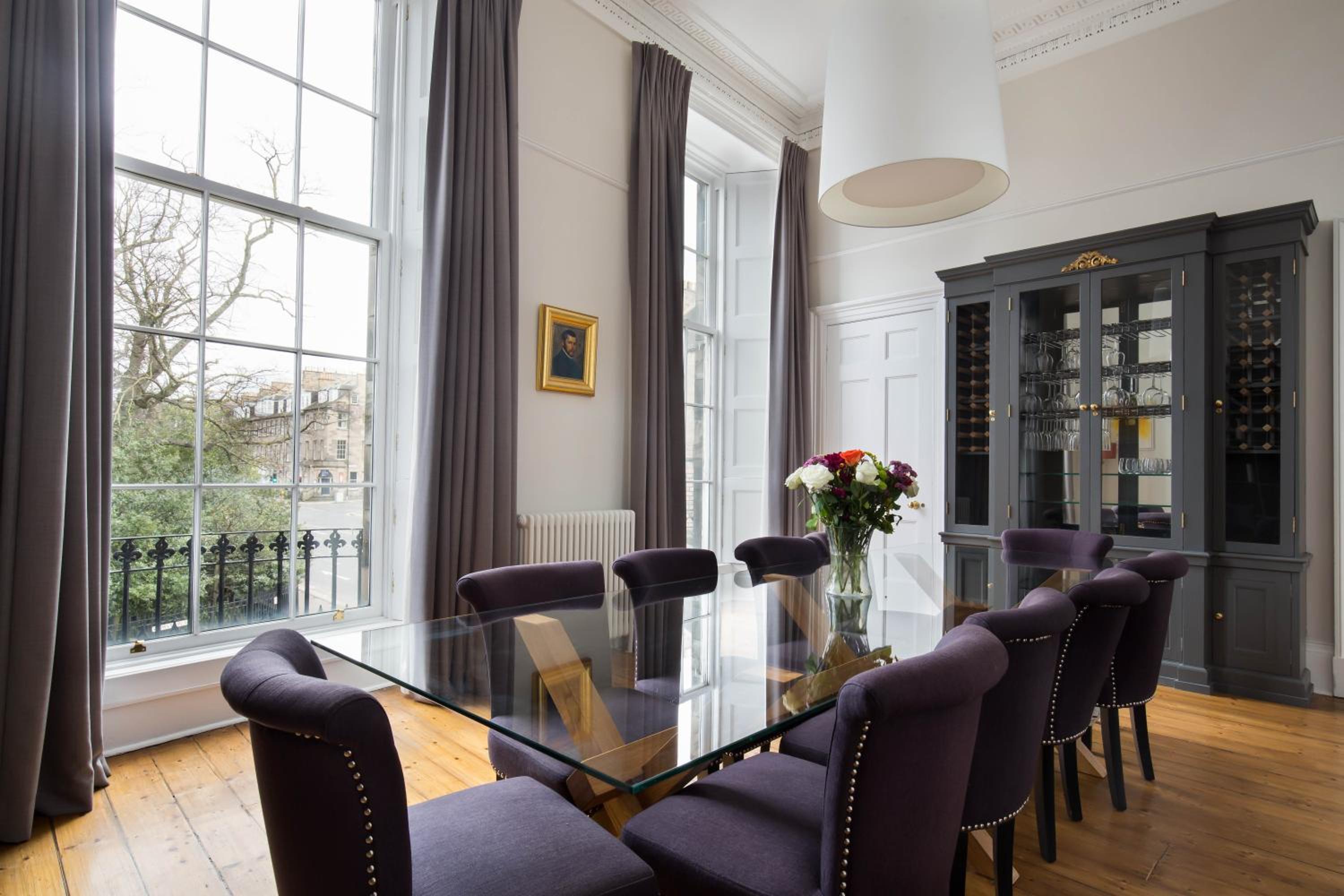 Magnificent Georgian 3-Bedroom Apartment in New Town