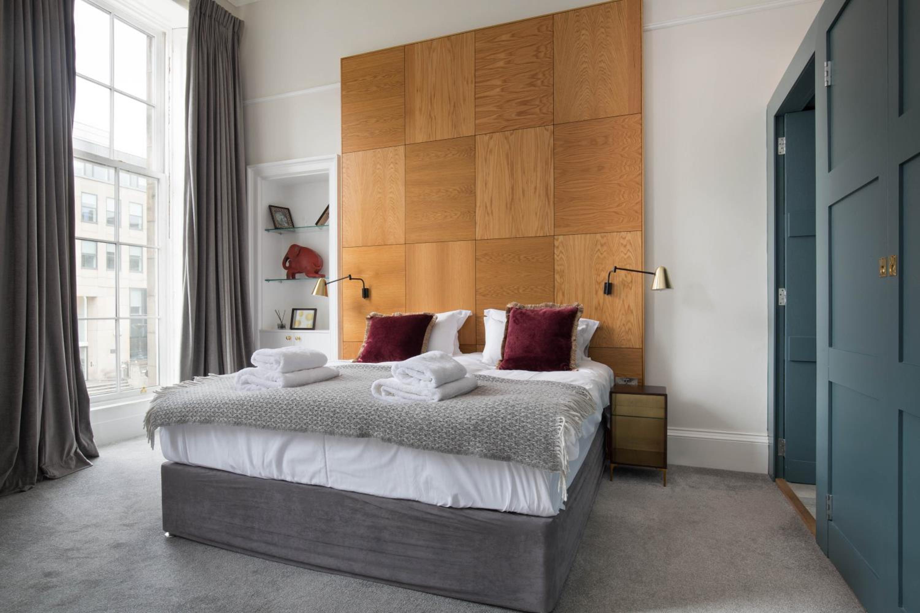 Magnificent Georgian 3-Bedroom Apartment in New Town