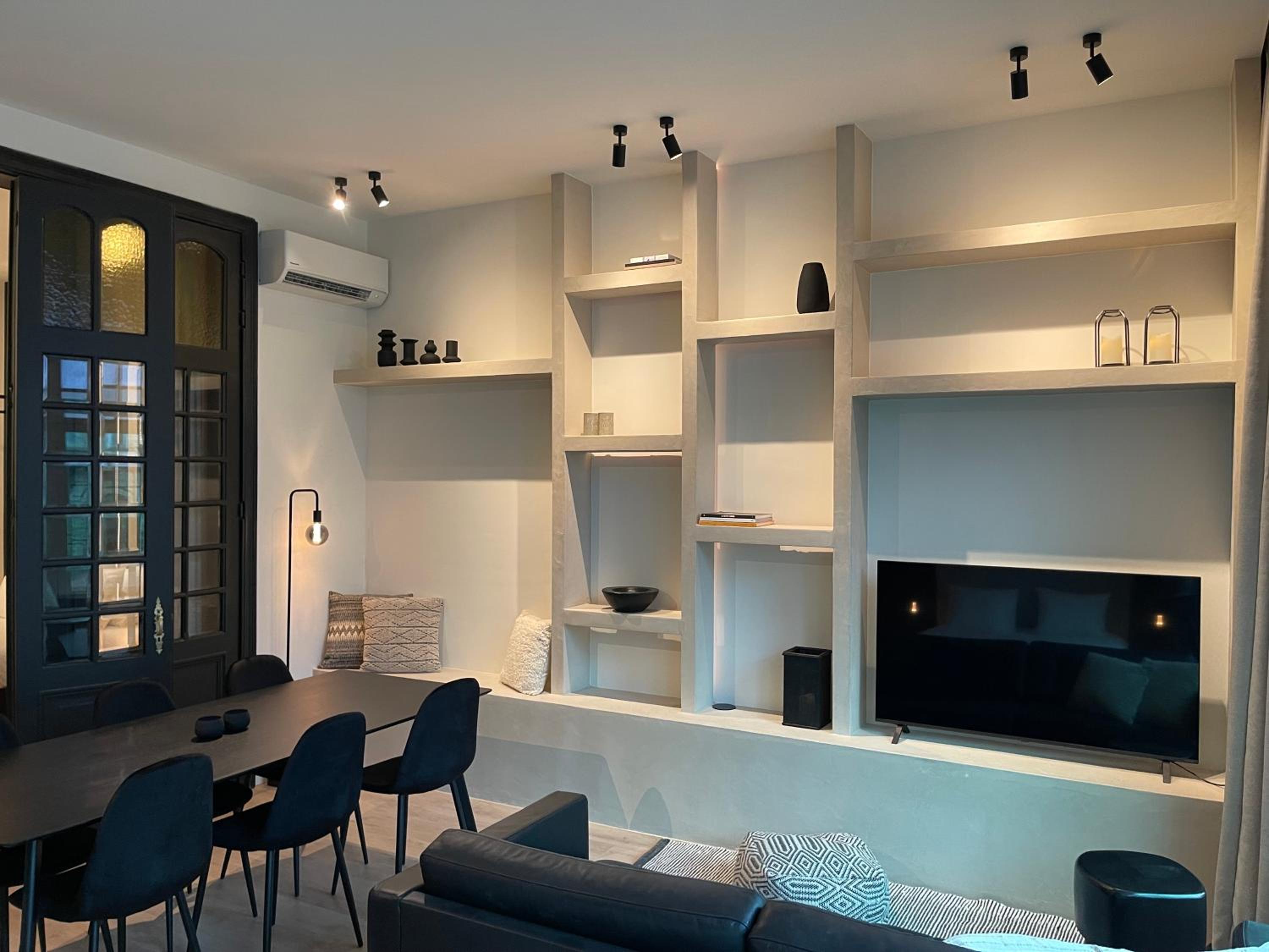 Historic 3 Bedroom Art-Nouveau Apartment with Airconditioning - Walk to Station Gent Sint-Pieters & Close to City Centre