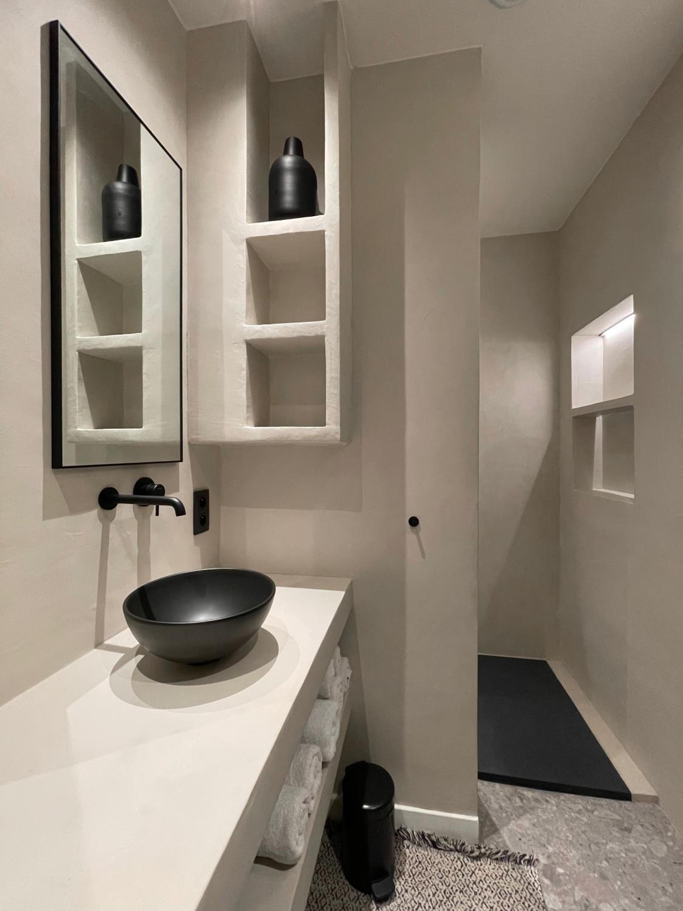 Historic 3 Bedroom Art-Nouveau Apartment with Airconditioning - Walk to Station Gent Sint-Pieters & Close to City Centre