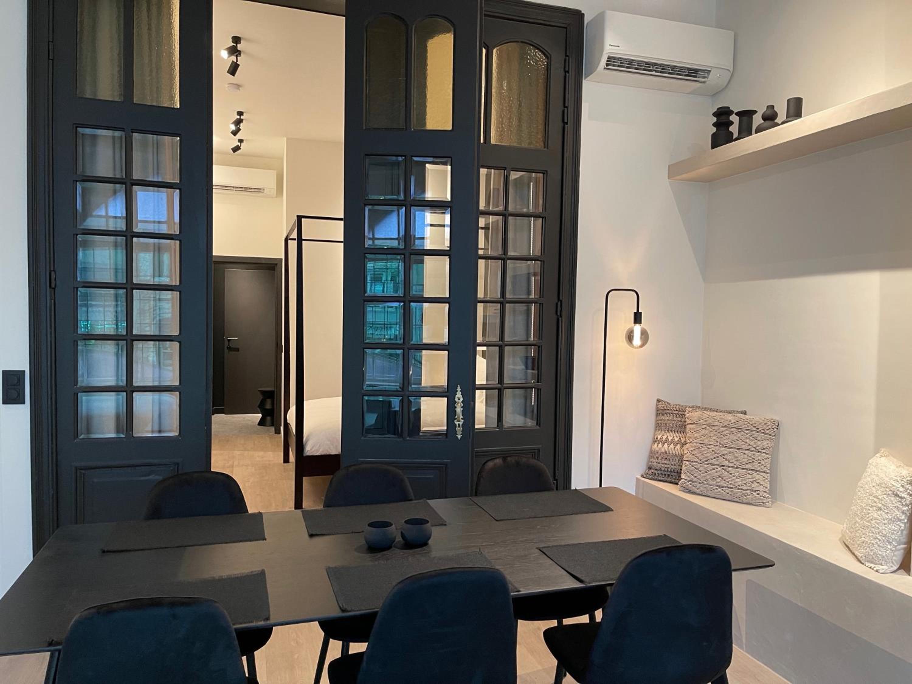 Historic 3 Bedroom Art-Nouveau Apartment with Airconditioning - Walk to Station Gent Sint-Pieters & Close to City Centre