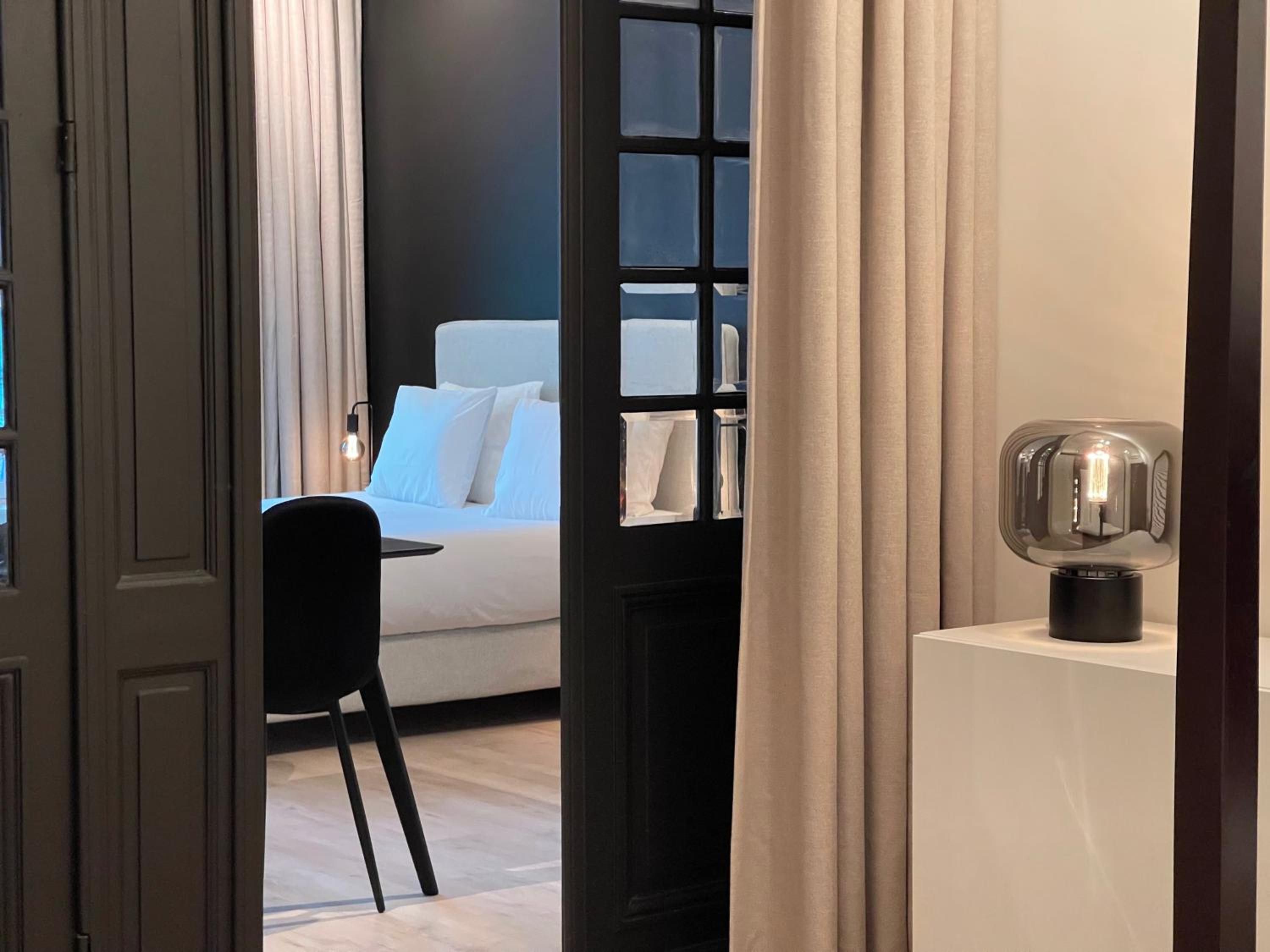 Historic 3 Bedroom Art-Nouveau Apartment with Airconditioning - Walk to Station Gent Sint-Pieters & Close to City Centre