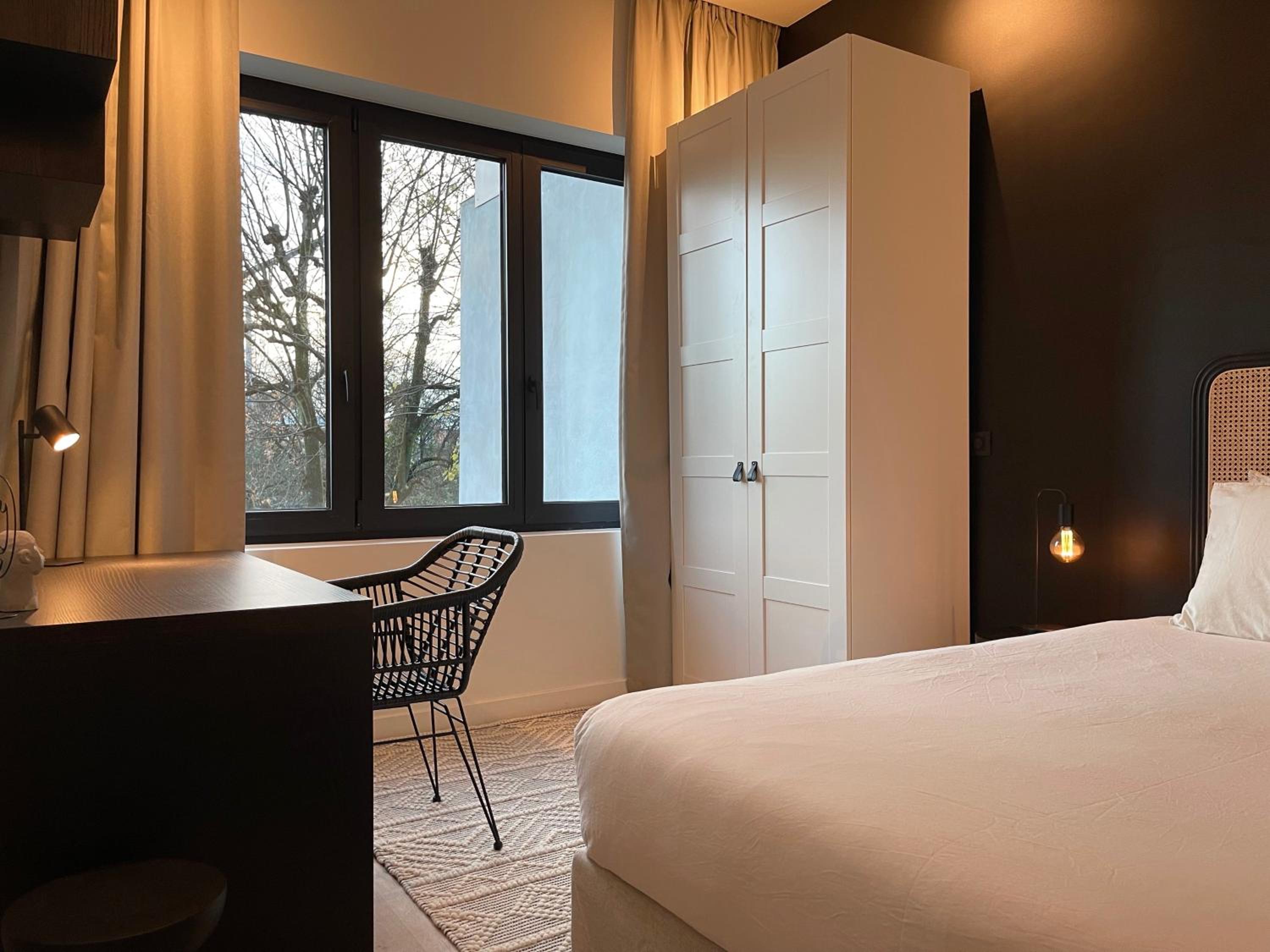 Historic 3 Bedroom Art-Nouveau Apartment with Airconditioning - Walk to Station Gent Sint-Pieters & Close to City Centre