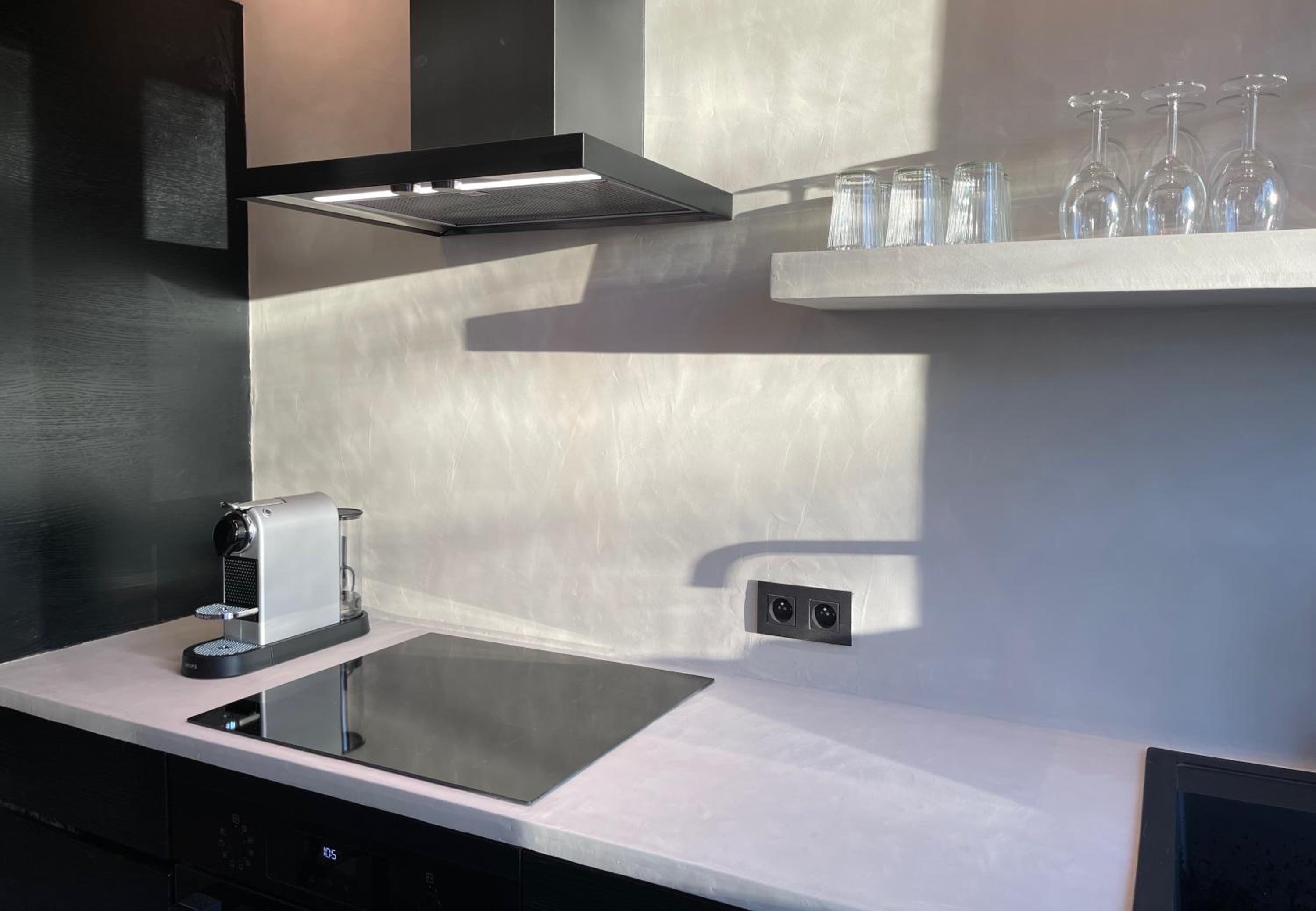 Historic 3 Bedroom Art-Nouveau Apartment with Airconditioning - Walk to Station Gent Sint-Pieters & Close to City Centre
