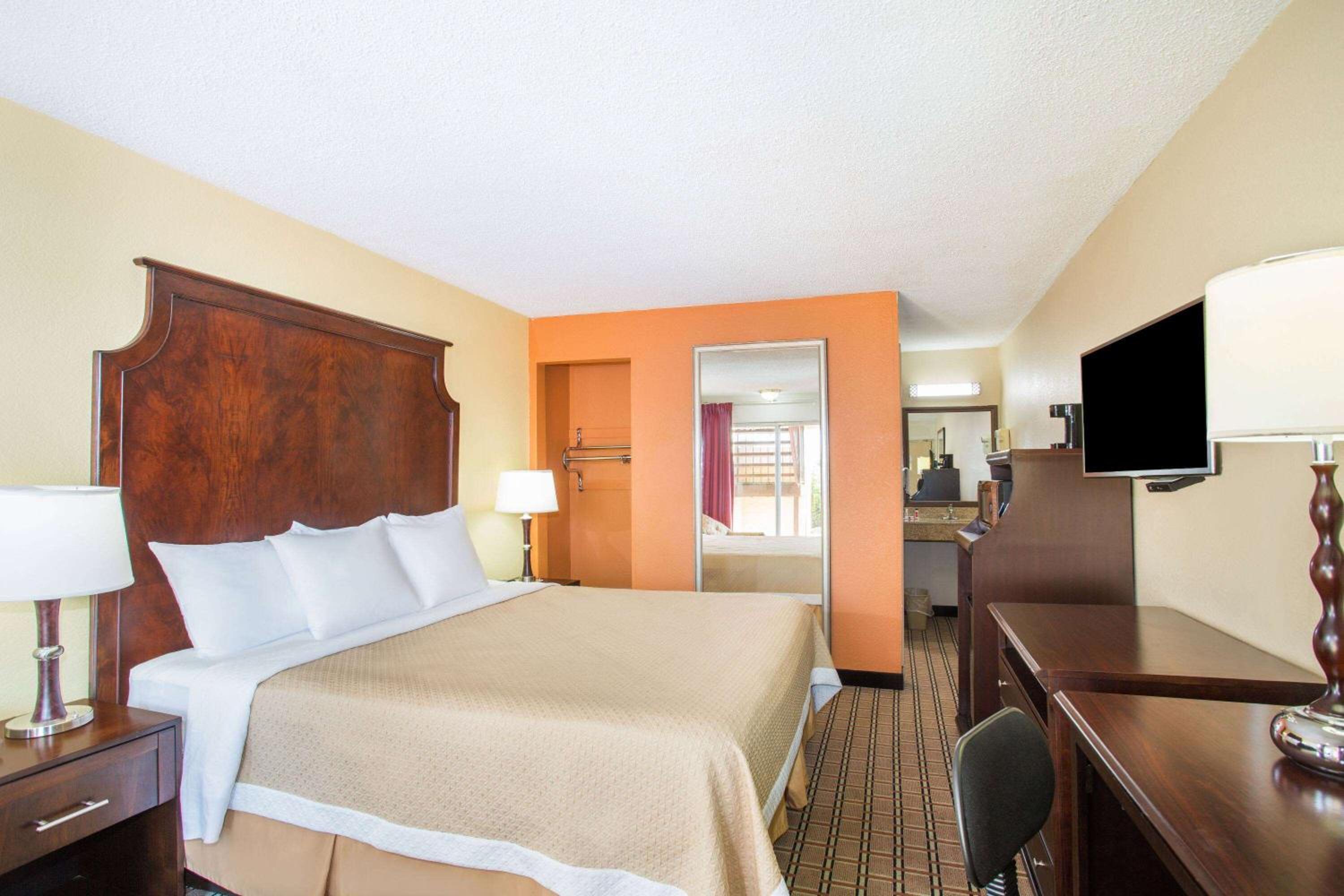 Blytheville Vacations - Days Inn by Wyndham Blytheville - Property Image 2