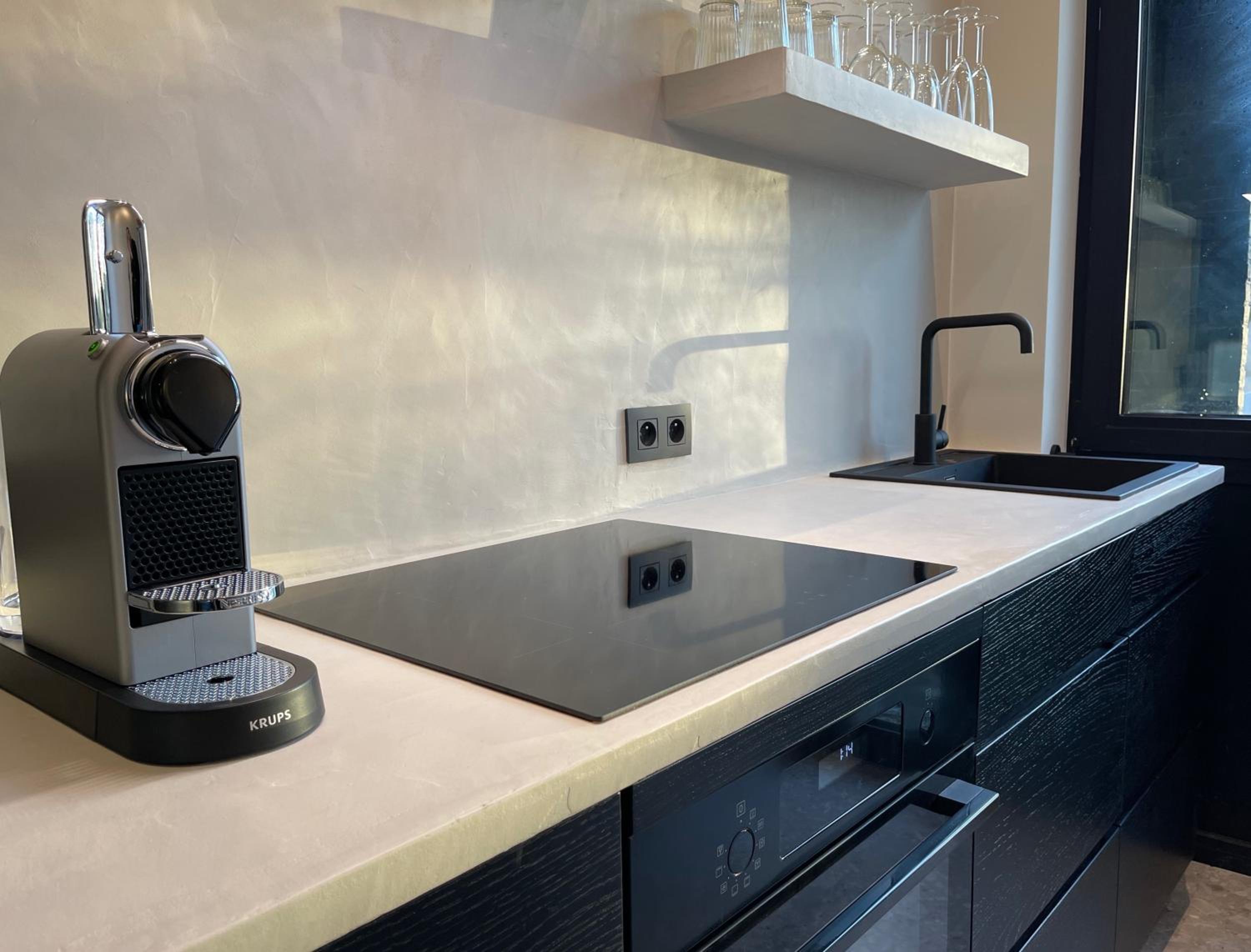 Historic 3 Bedroom Art-Nouveau Apartment with Airconditioning - Walk to Station Gent Sint-Pieters & Close to City Centre