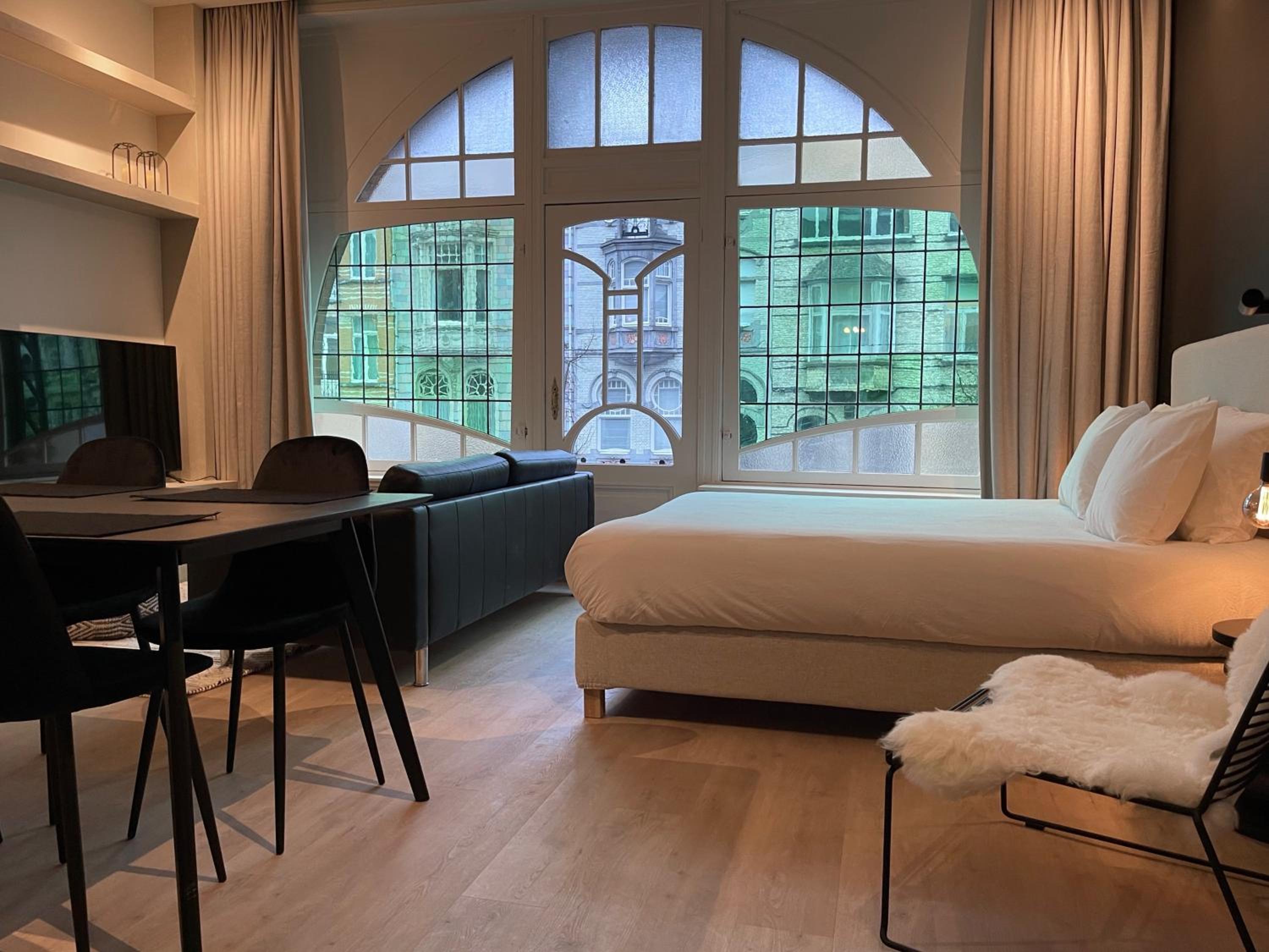 Historic 3 Bedroom Art-Nouveau Apartment with Airconditioning - Walk to Station Gent Sint-Pieters & Close to City Centre