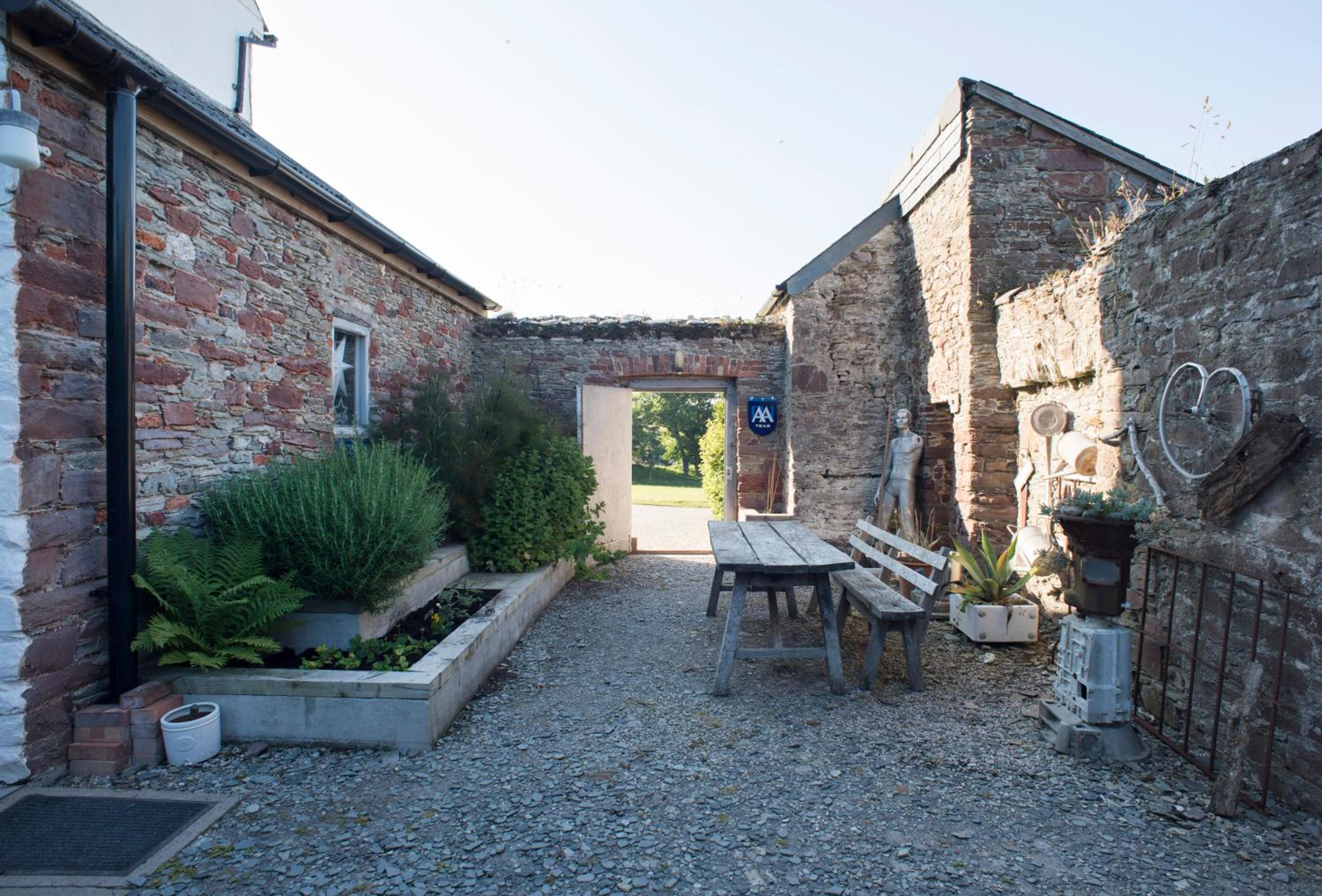 Rame Barton Guest House and Pottery