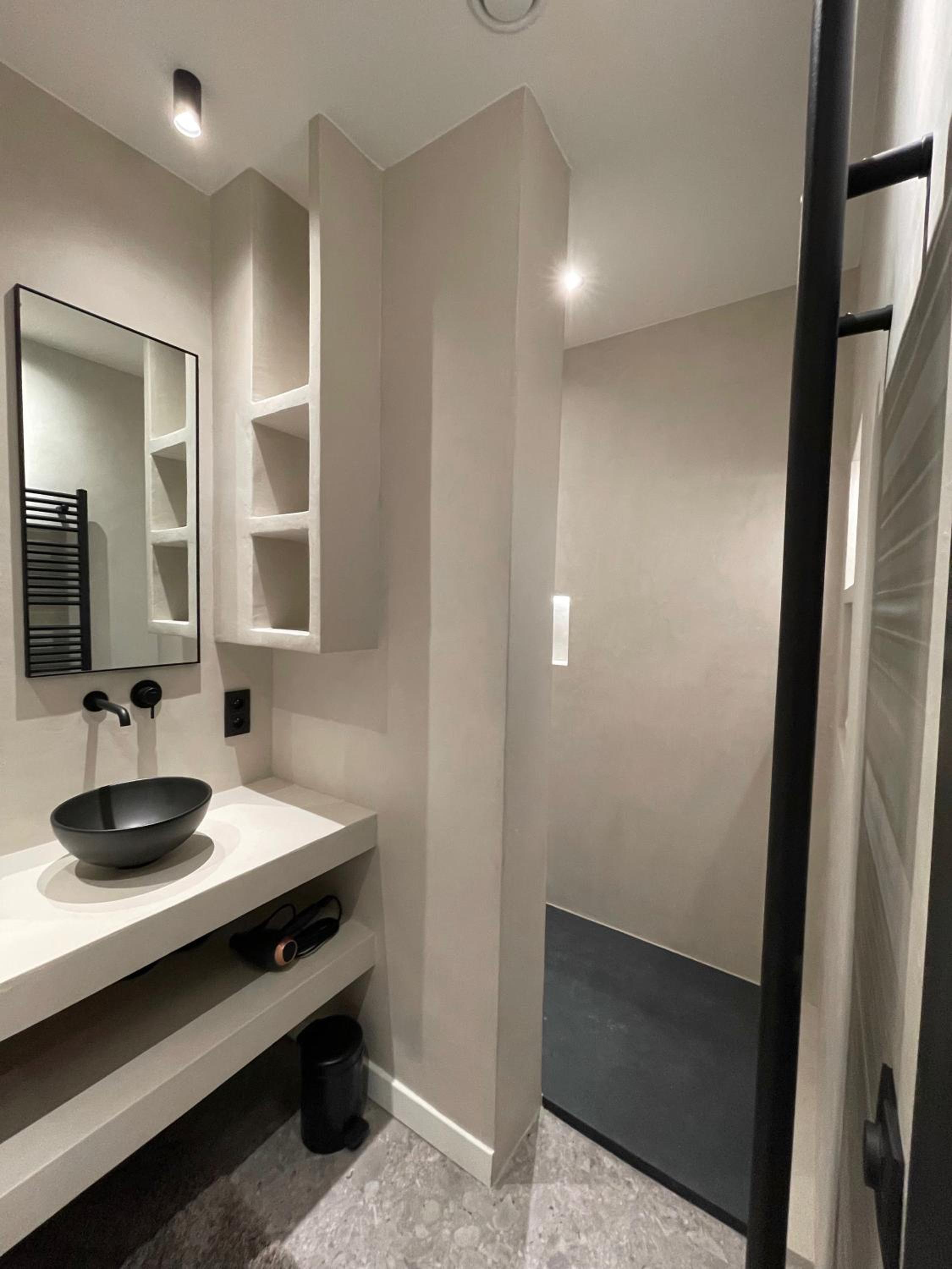 Historic 3 Bedroom Art-Nouveau Apartment with Airconditioning - Walk to Station Gent Sint-Pieters & Close to City Centre