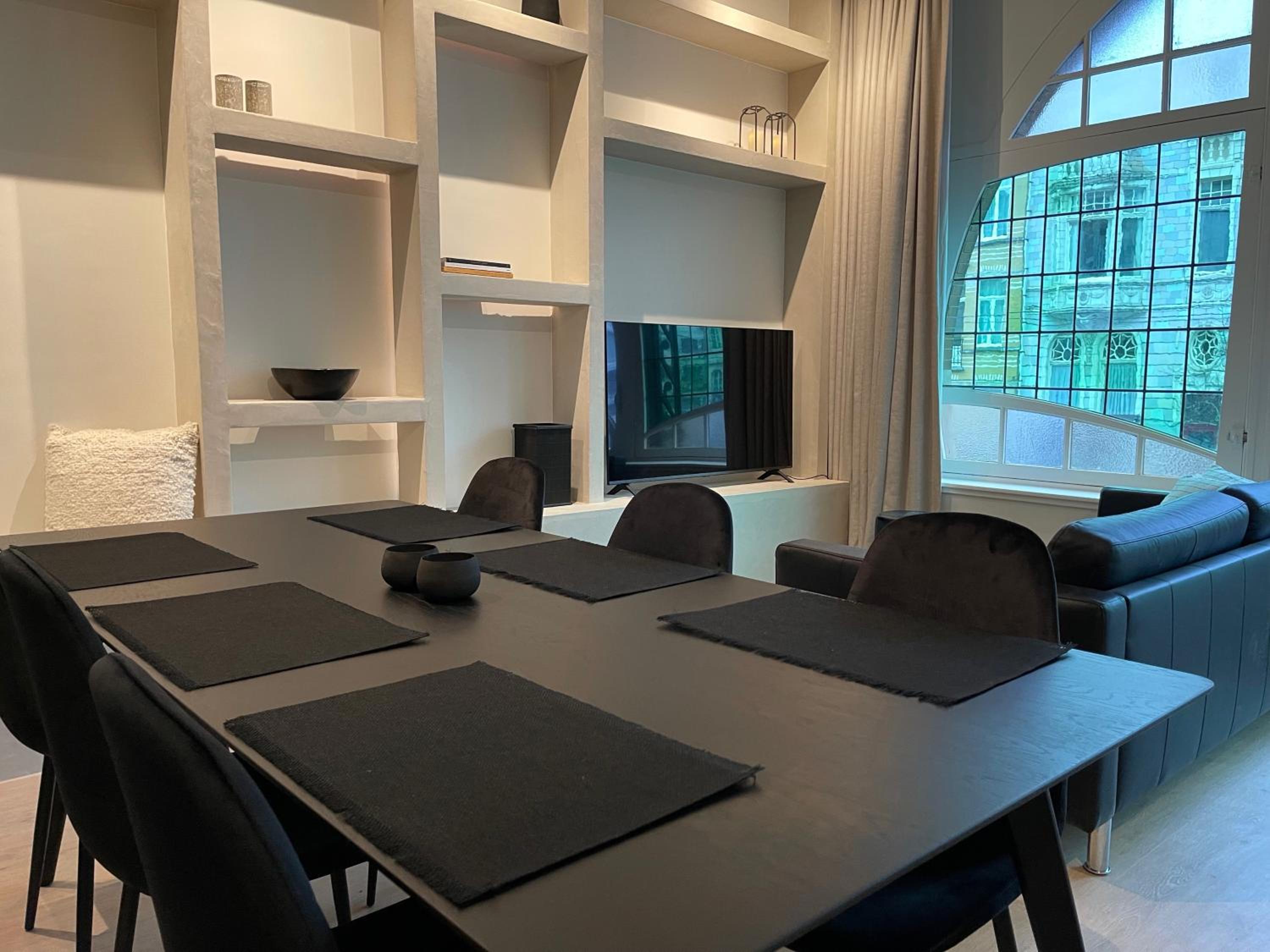 Historic 3 Bedroom Art-Nouveau Apartment with Airconditioning - Walk to Station Gent Sint-Pieters & Close to City Centre