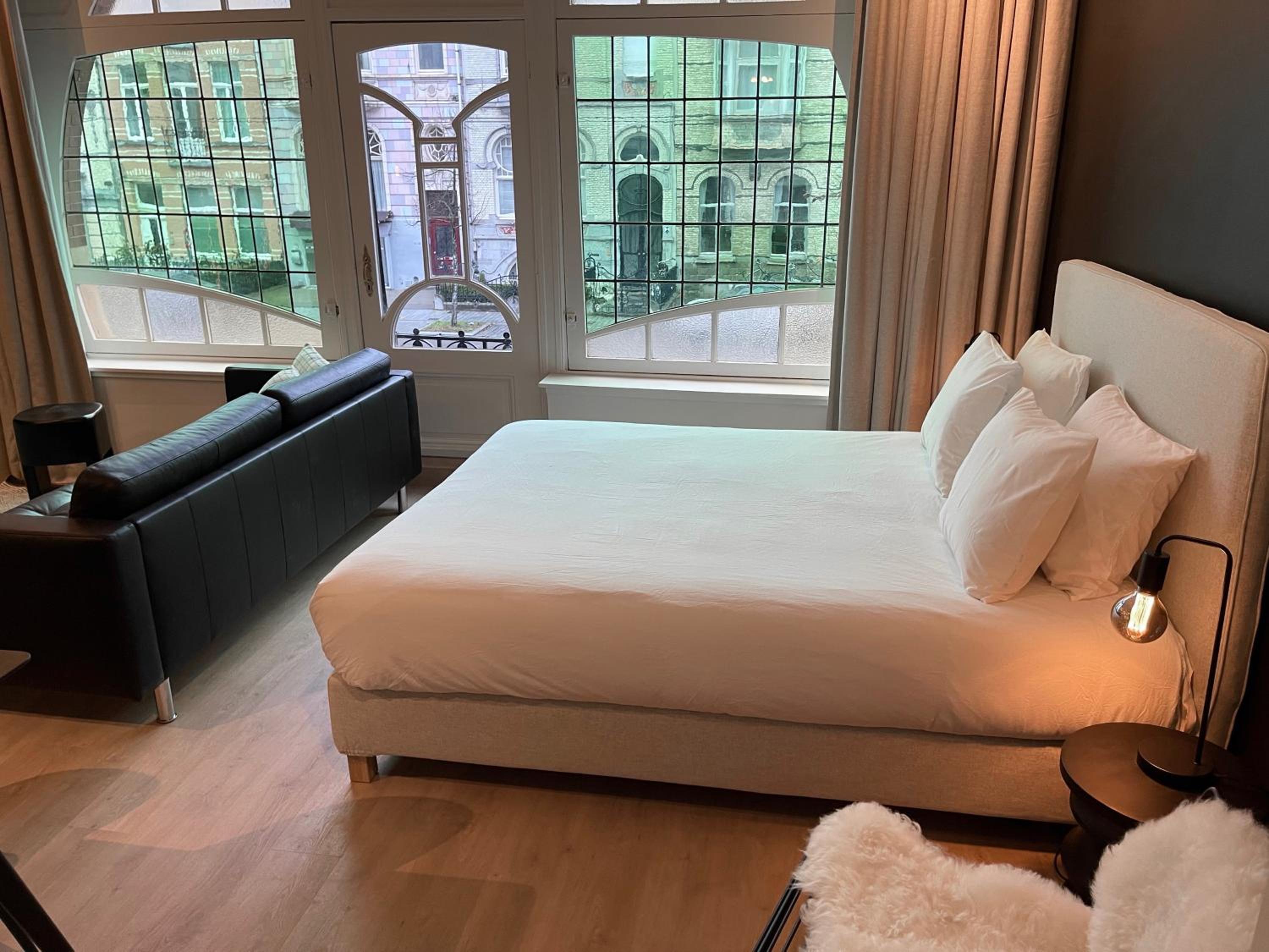 Historic 3 Bedroom Art-Nouveau Apartment with Airconditioning - Walk to Station Gent Sint-Pieters & Close to City Centre