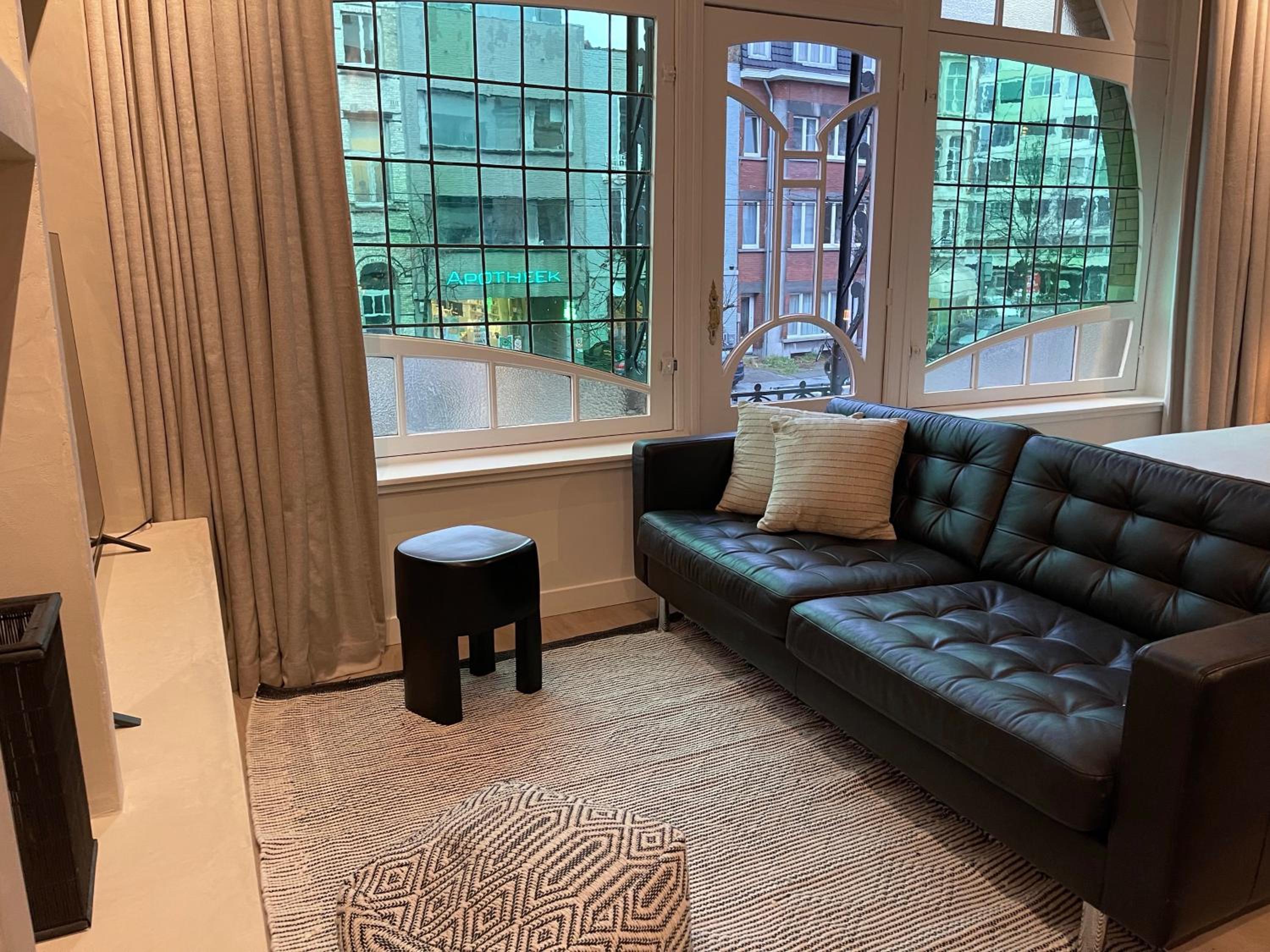 Historic 3 Bedroom Art-Nouveau Apartment with Airconditioning - Walk to Station Gent Sint-Pieters & Close to City Centre