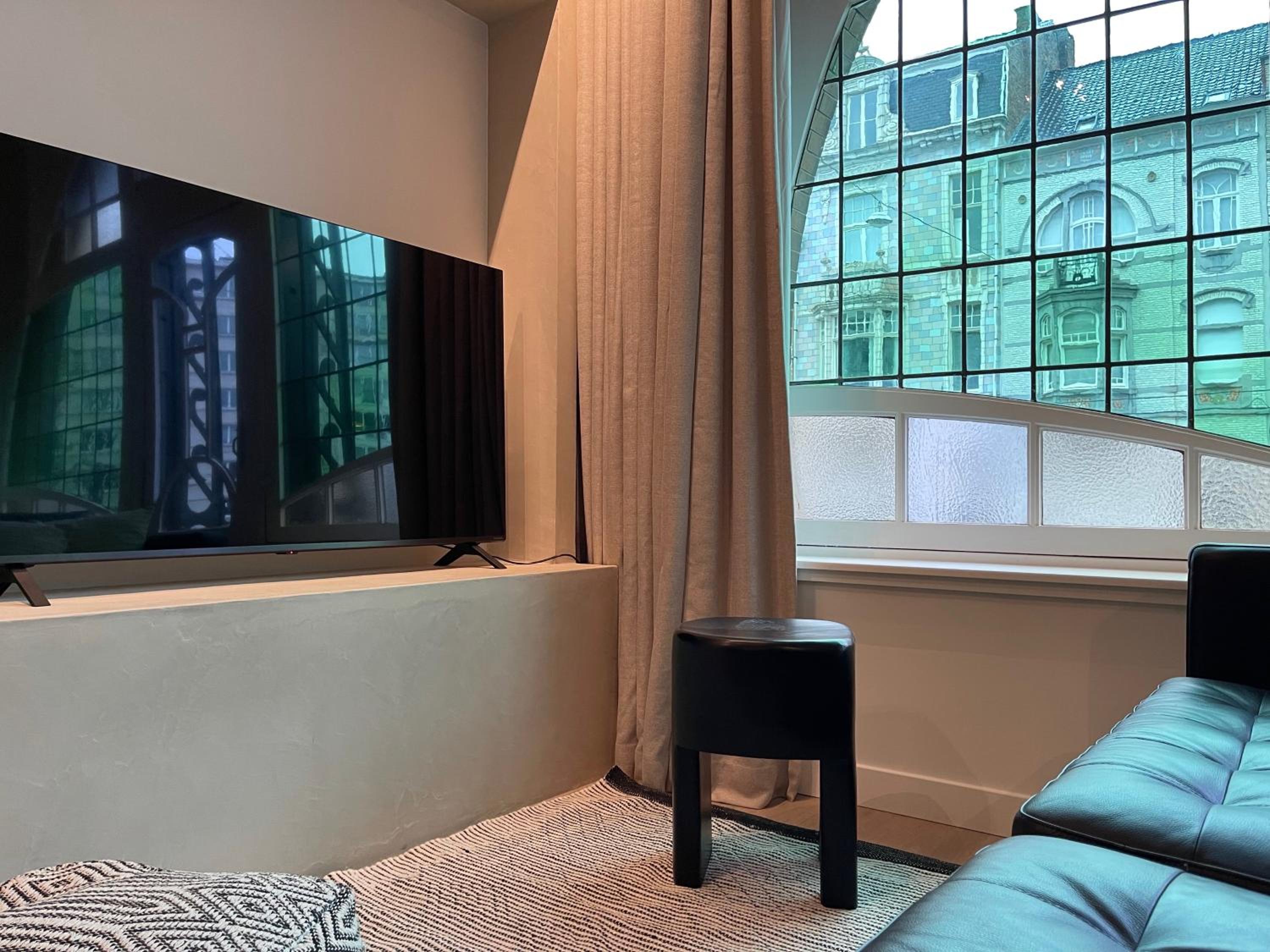 Historic 3 Bedroom Art-Nouveau Apartment with Airconditioning - Walk to Station Gent Sint-Pieters & Close to City Centre