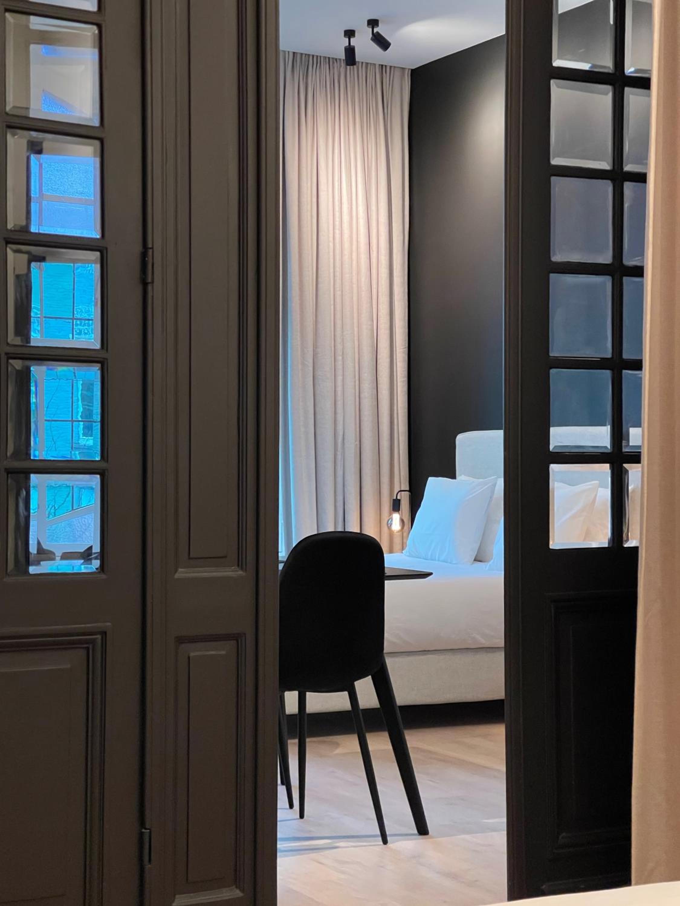 Historic 3 Bedroom Art-Nouveau Apartment with Airconditioning - Walk to Station Gent Sint-Pieters & Close to City Centre