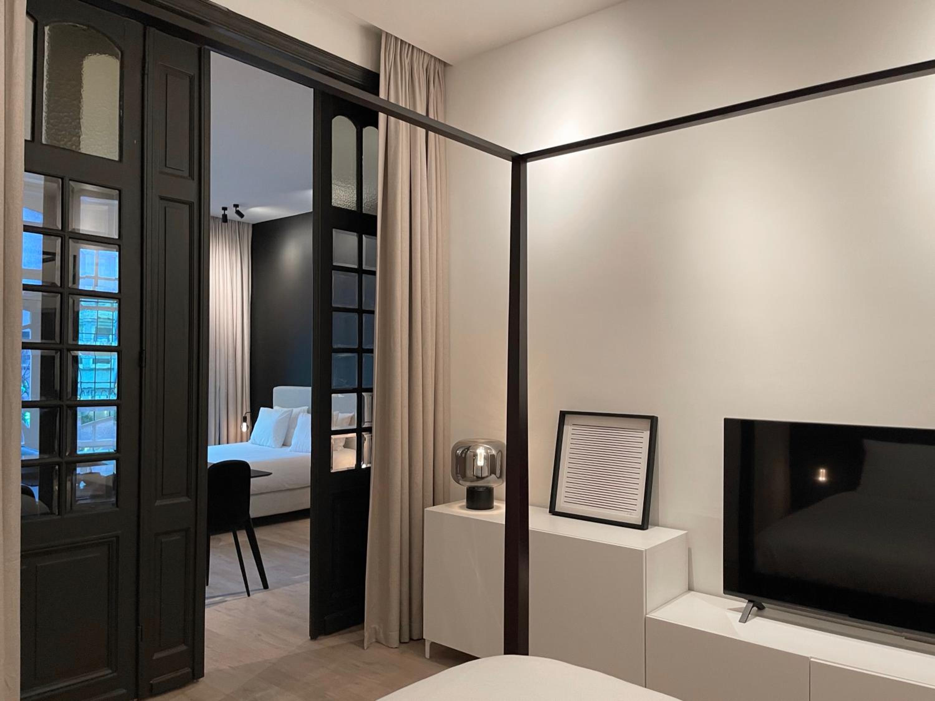 Historic 3 Bedroom Art-Nouveau Apartment with Airconditioning - Walk to Station Gent Sint-Pieters & Close to City Centre