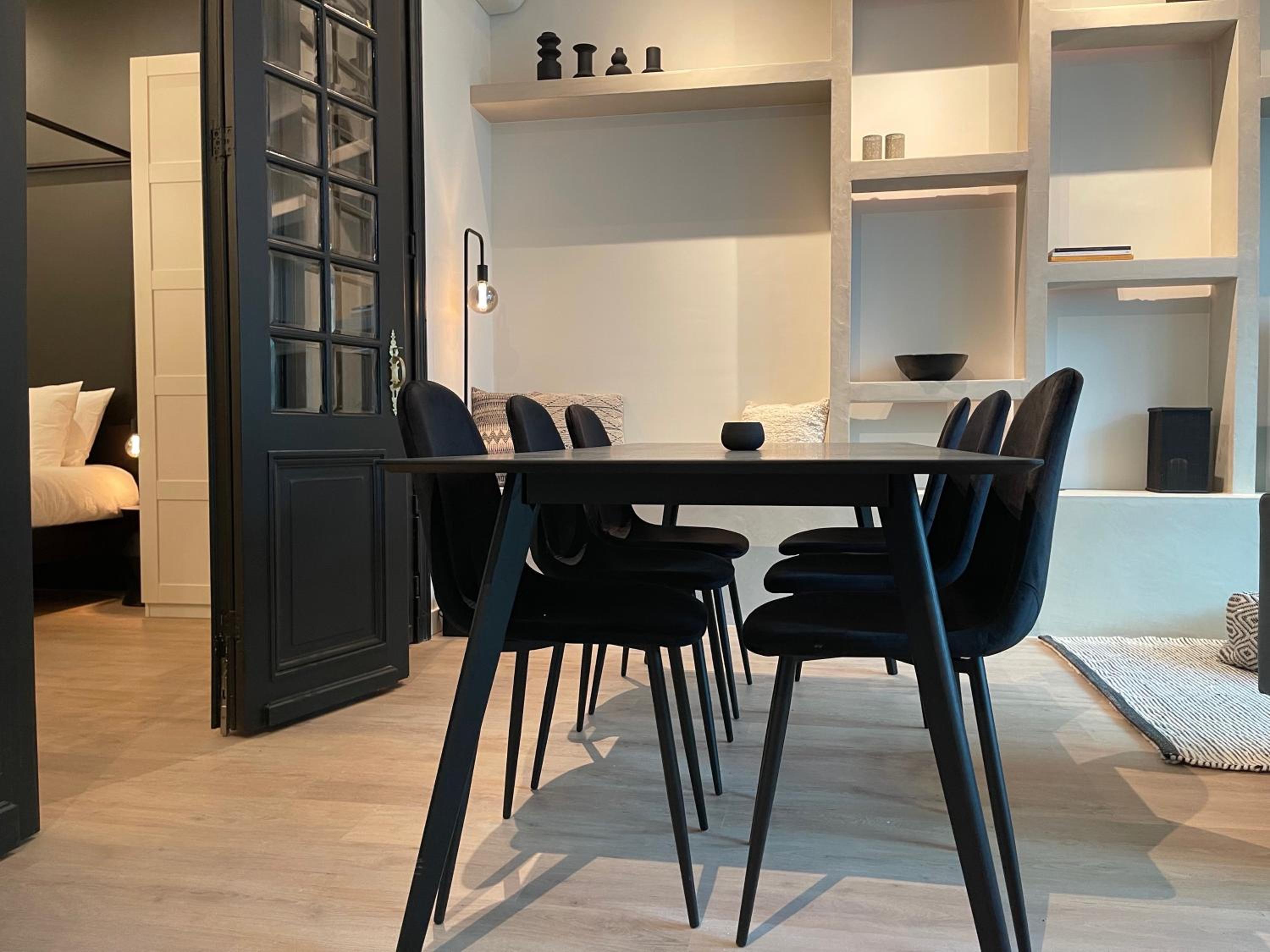 Historic 3 Bedroom Art-Nouveau Apartment with Airconditioning - Walk to Station Gent Sint-Pieters & Close to City Centre