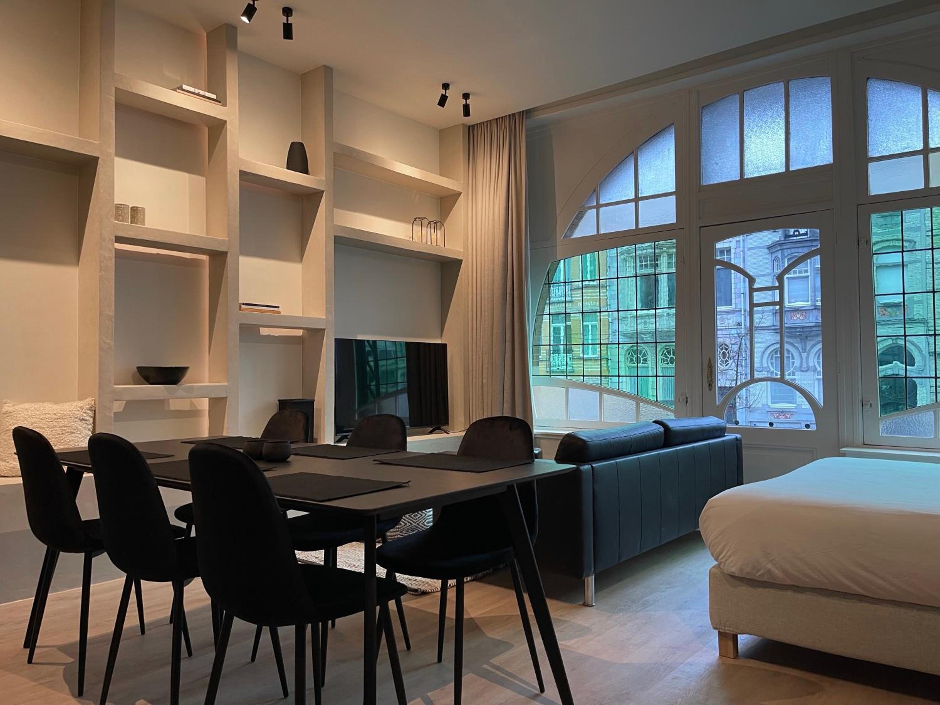Historic 3 Bedroom Art-Nouveau Apartment with Airconditioning - Walk to Station Gent Sint-Pieters & Close to City Centre