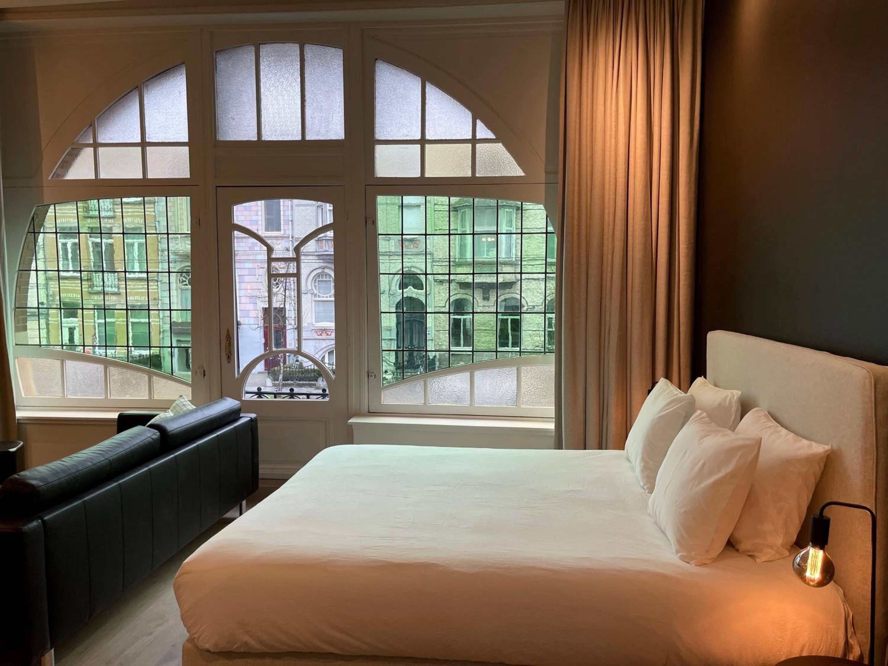 Historic 3 Bedroom Art-Nouveau Apartment with Airconditioning - Walk to Station Gent Sint-Pieters & Close to City Centre