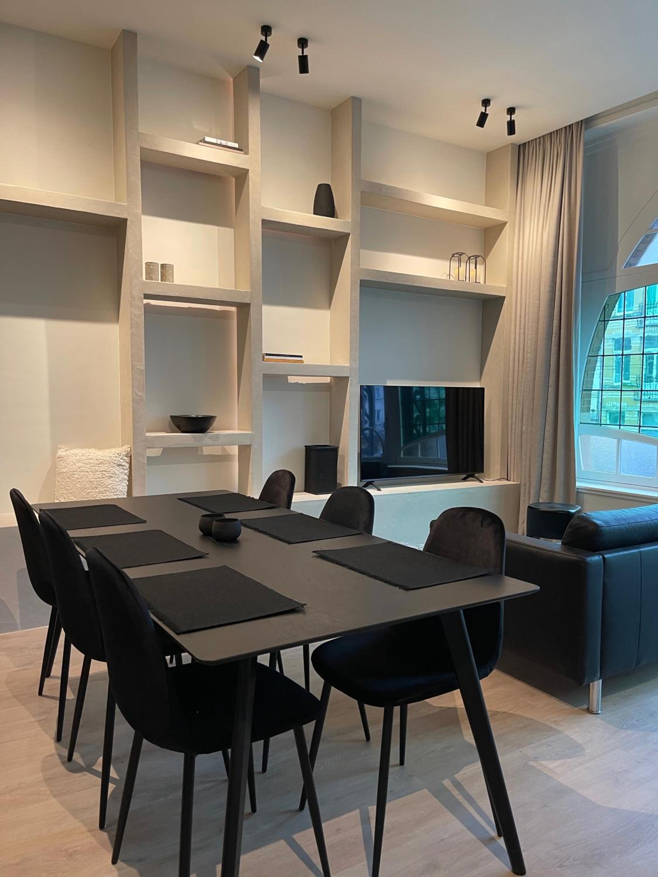 Historic 3 Bedroom Art-Nouveau Apartment with Airconditioning - Walk to Station Gent Sint-Pieters & Close to City Centre