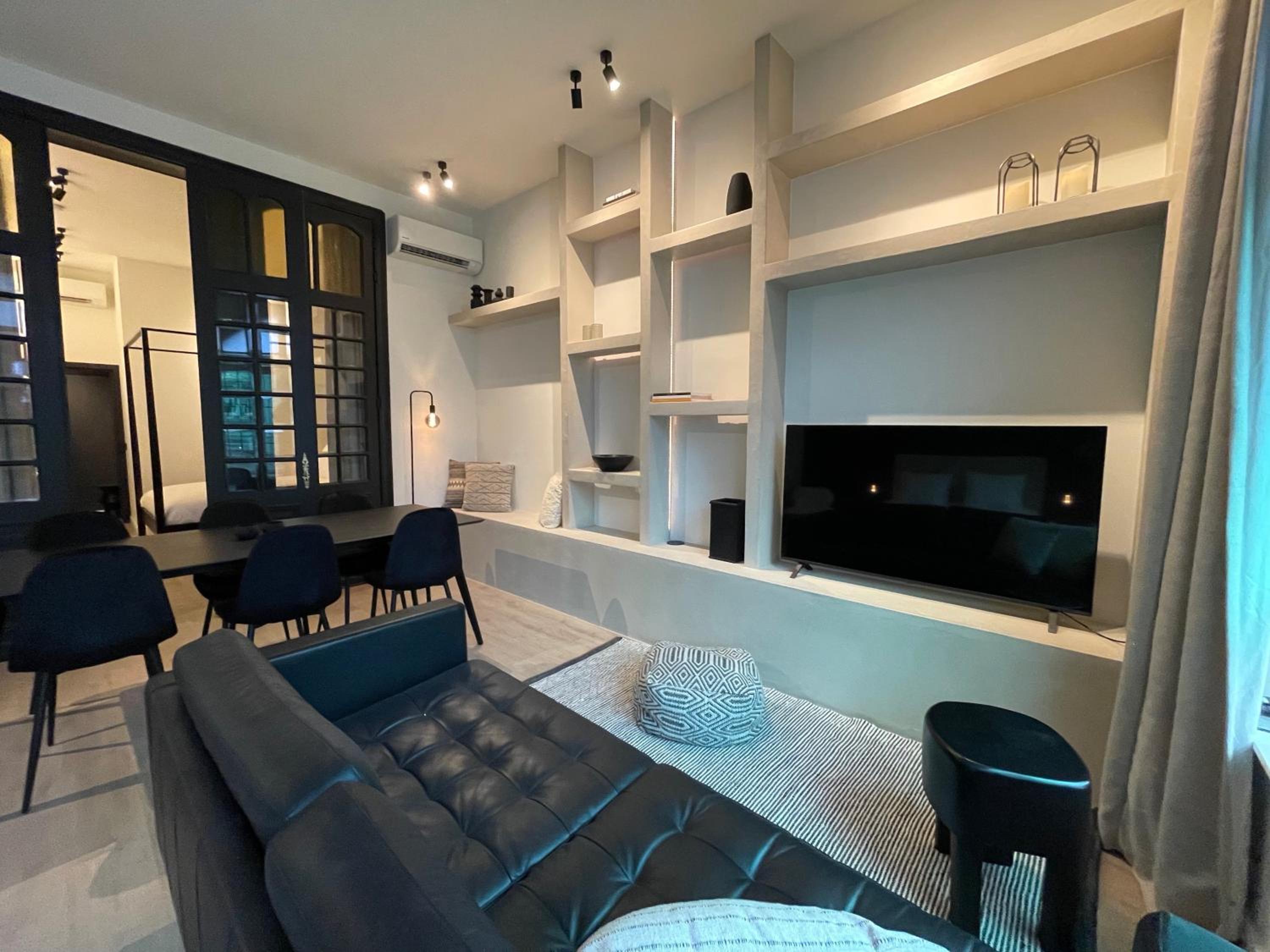 Historic 3 Bedroom Art-Nouveau Apartment with Airconditioning - Walk to Station Gent Sint-Pieters & Close to City Centre