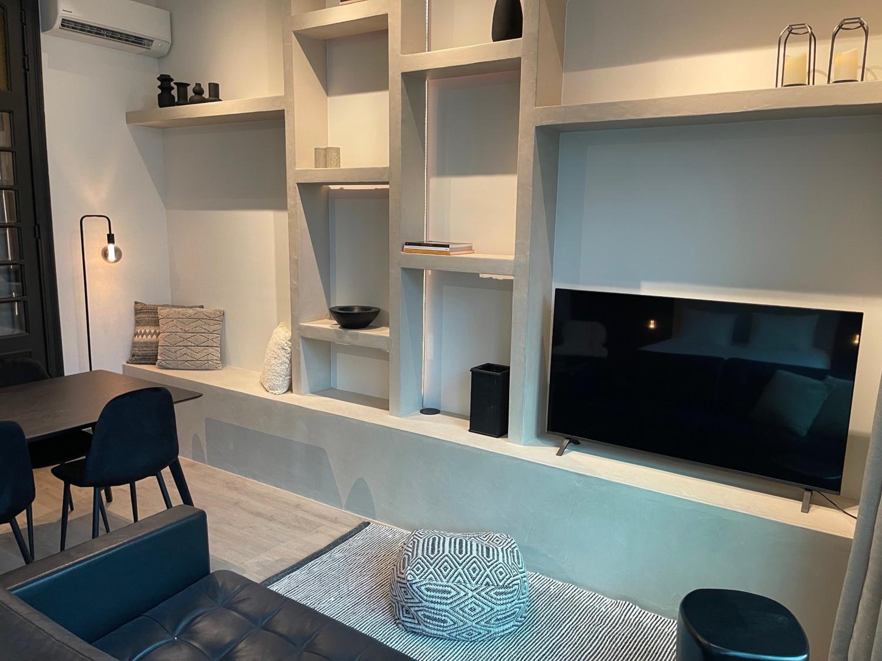 Historic 3 Bedroom Art-Nouveau Apartment with Airconditioning - Walk to Station Gent Sint-Pieters & Close to City Centre