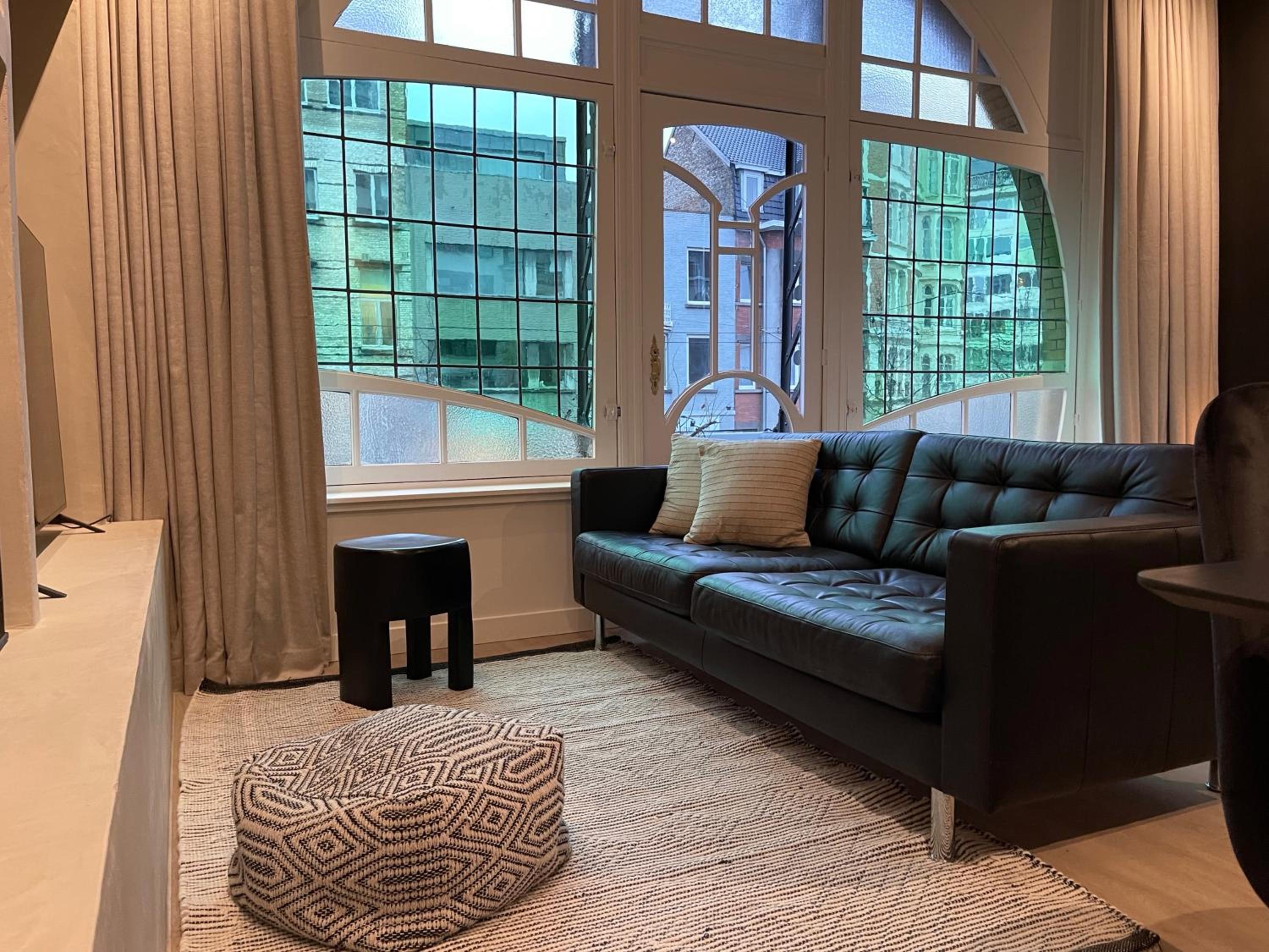 Historic 3 Bedroom Art-Nouveau Apartment with Airconditioning - Walk to Station Gent Sint-Pieters & Close to City Centre