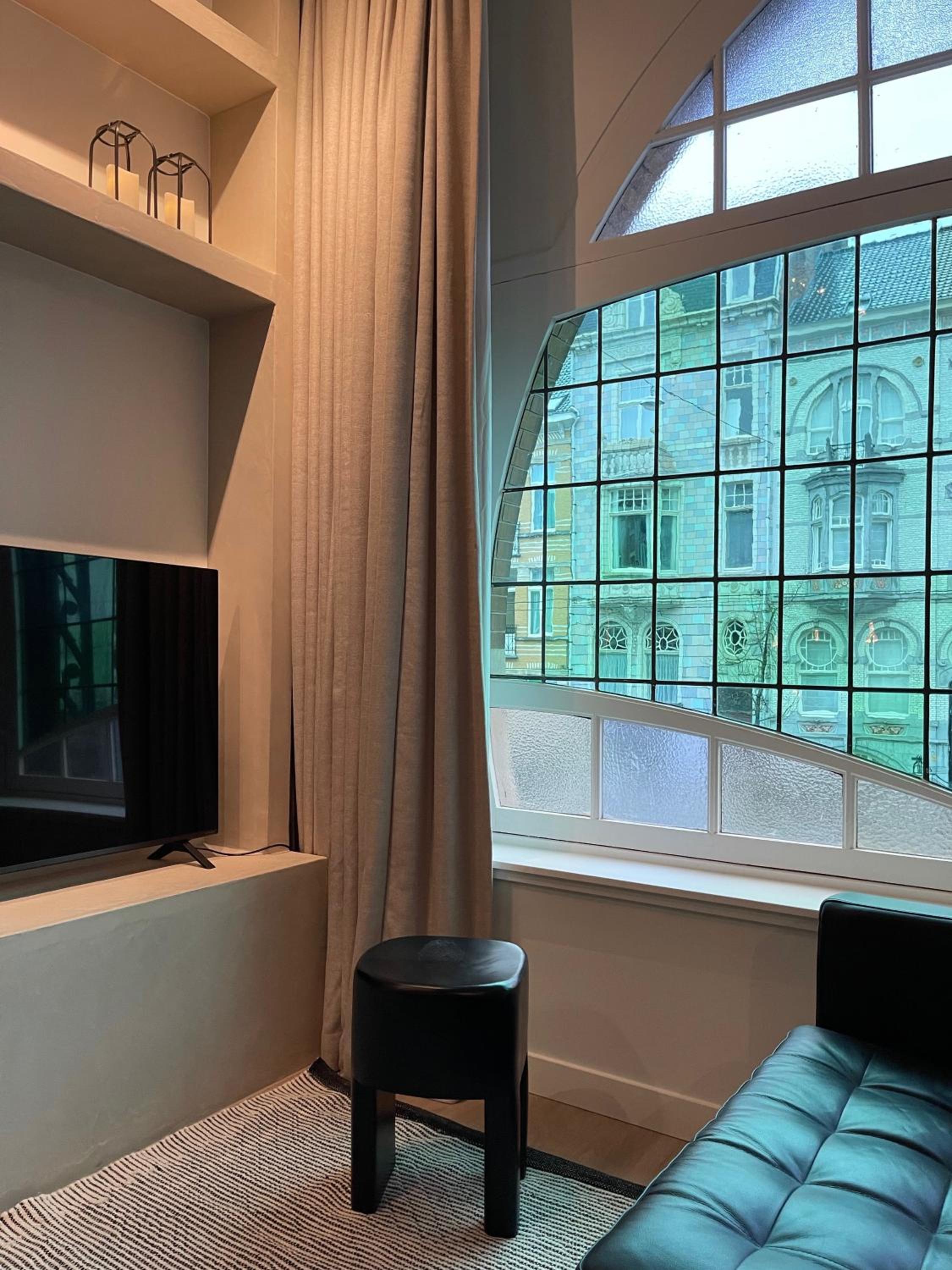 Historic 3 Bedroom Art-Nouveau Apartment with Airconditioning - Walk to Station Gent Sint-Pieters & Close to City Centre