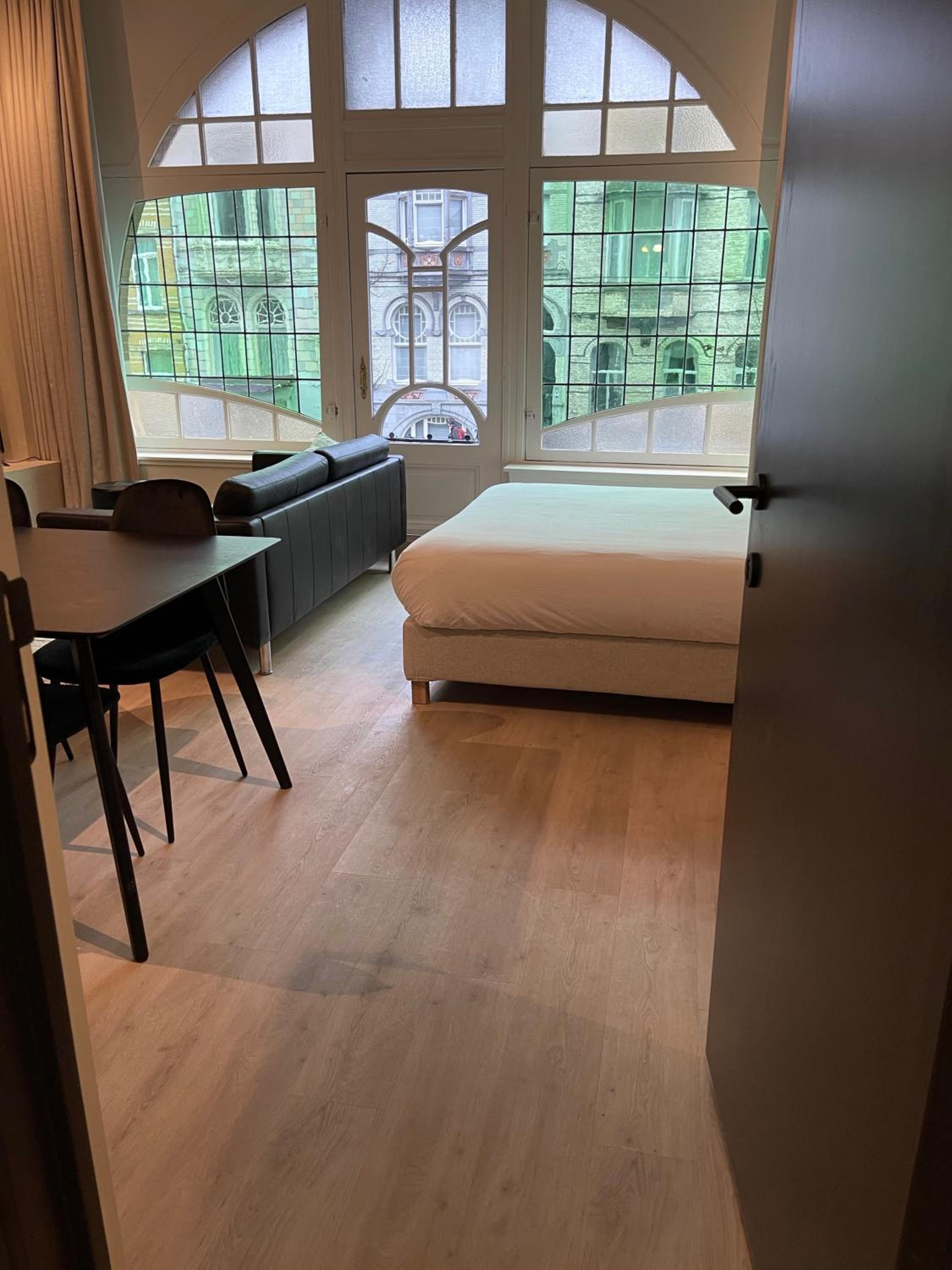 Historic 3 Bedroom Art-Nouveau Apartment with Airconditioning - Walk to Station Gent Sint-Pieters & Close to City Centre