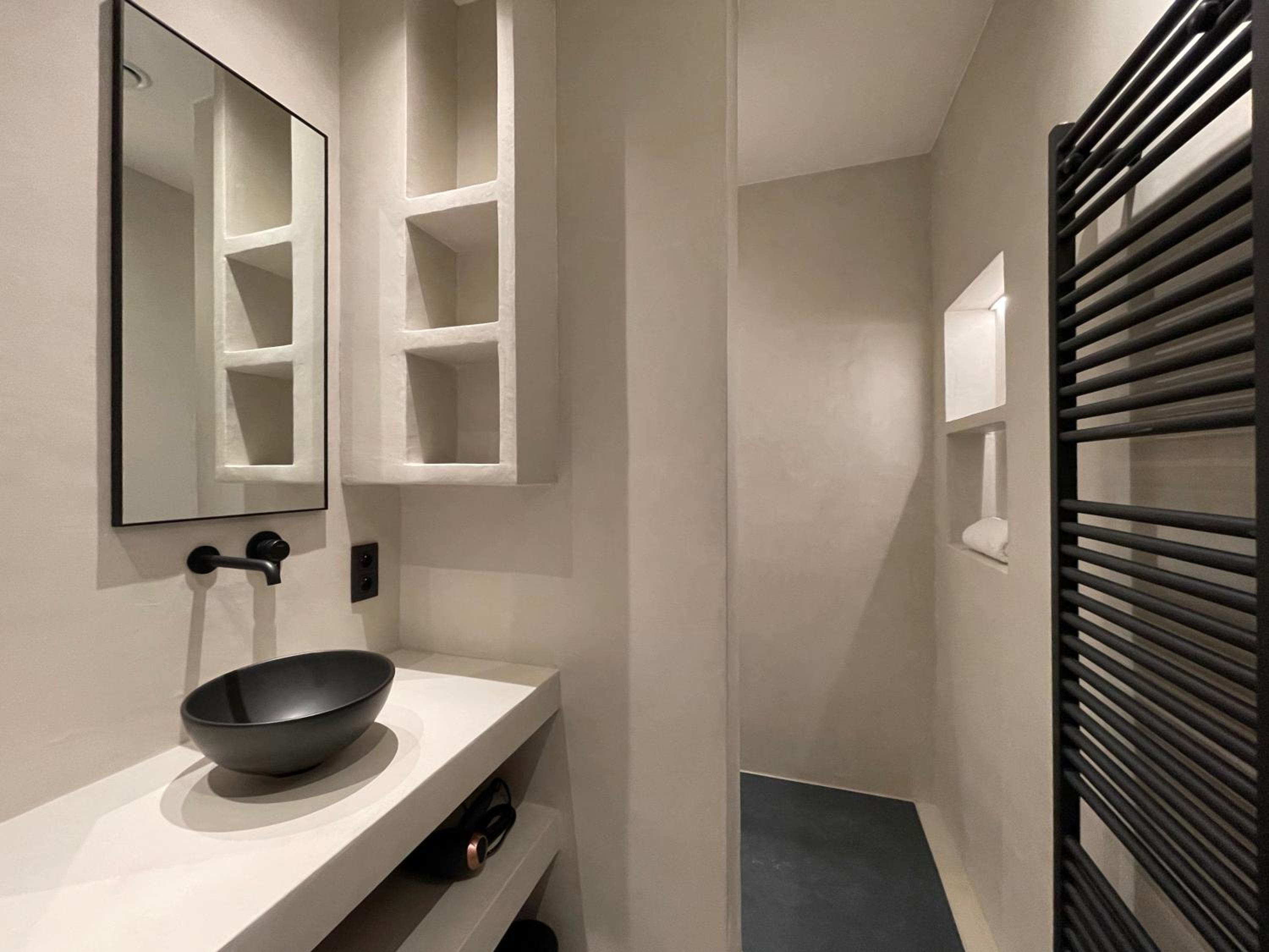 Historic 3 Bedroom Art-Nouveau Apartment with Airconditioning - Walk to Station Gent Sint-Pieters & Close to City Centre