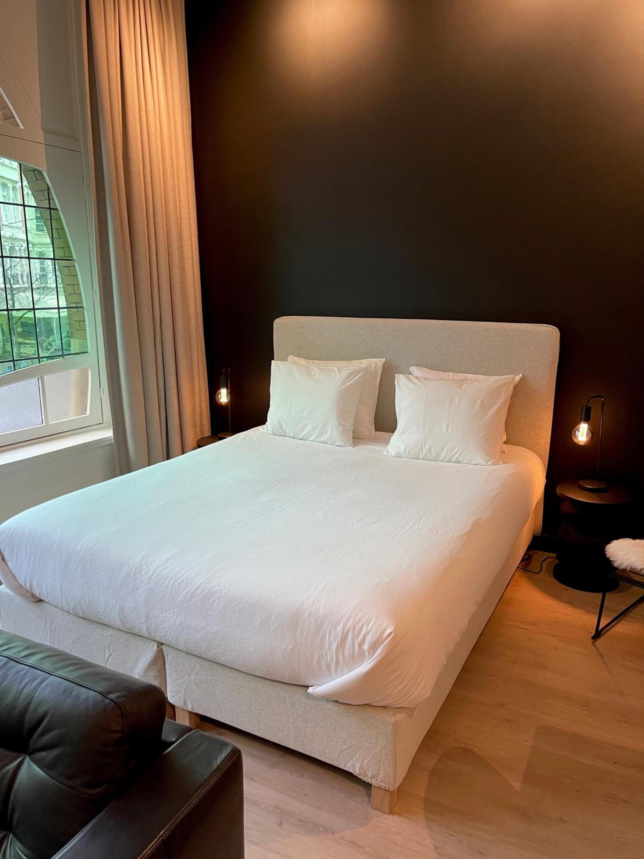 Historic 3 Bedroom Art-Nouveau Apartment with Airconditioning - Walk to Station Gent Sint-Pieters & Close to City Centre