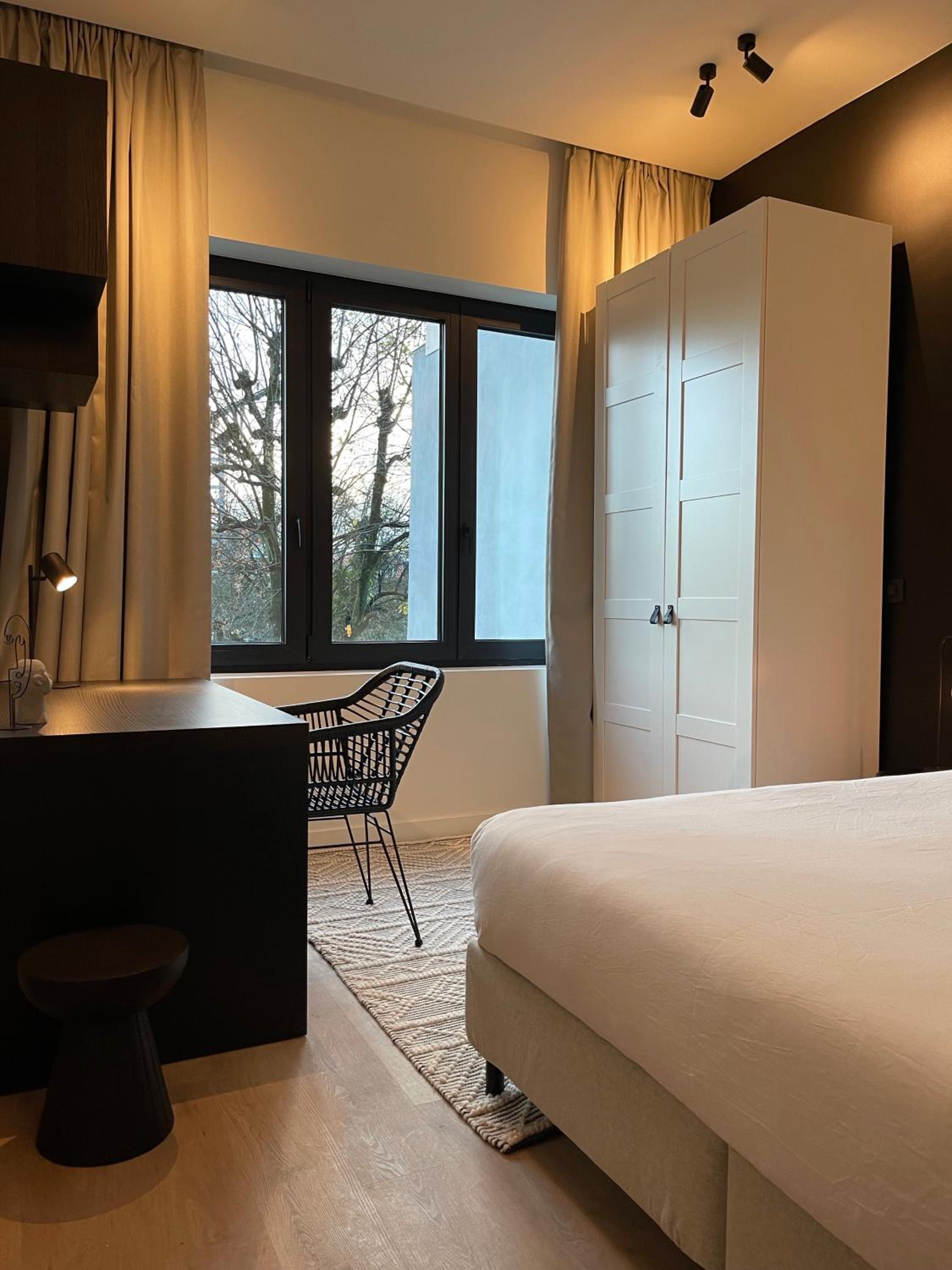 Historic 3 Bedroom Art-Nouveau Apartment with Airconditioning - Walk to Station Gent Sint-Pieters & Close to City Centre