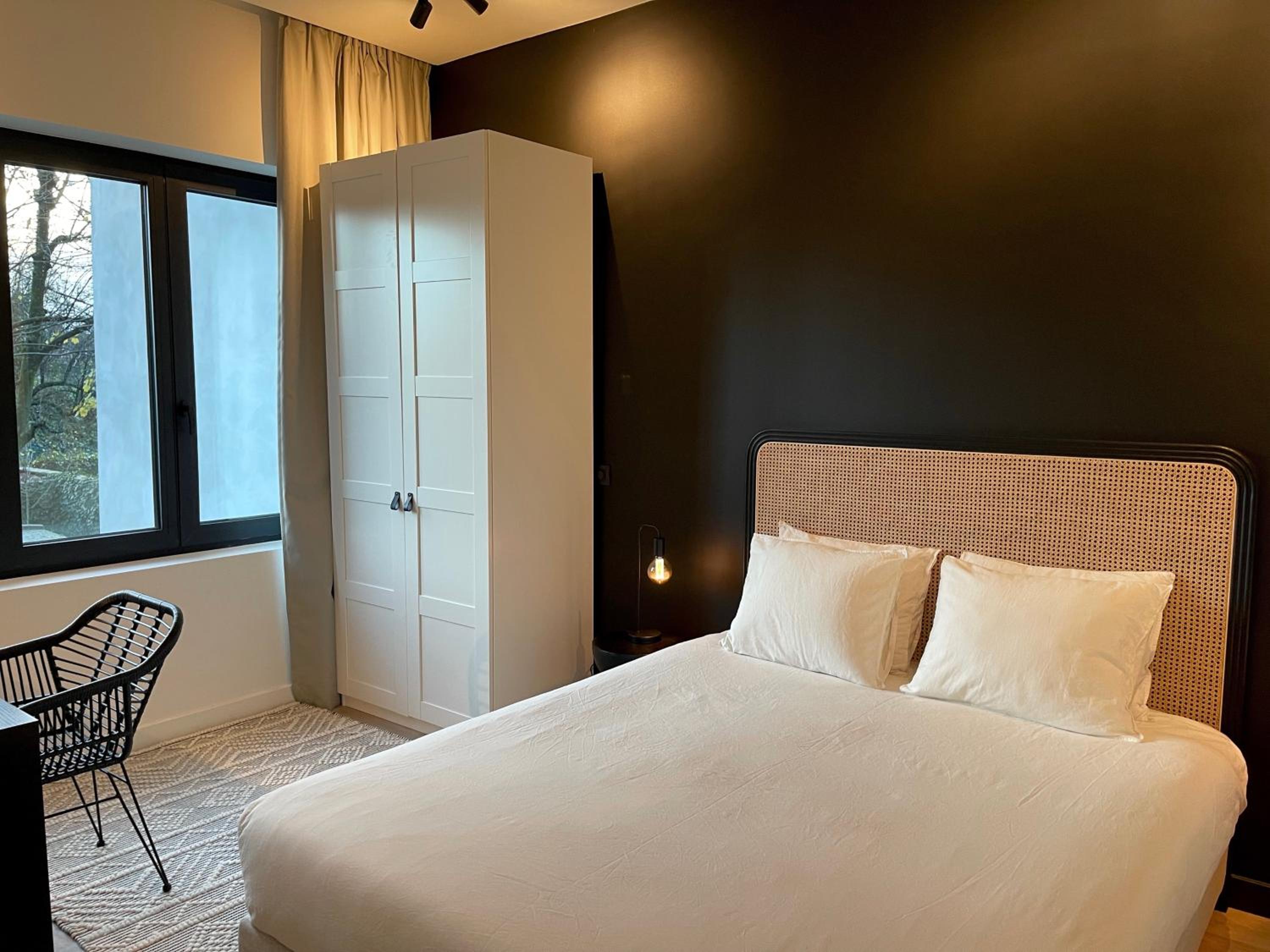 Historic 3 Bedroom Art-Nouveau Apartment with Airconditioning - Walk to Station Gent Sint-Pieters & Close to City Centre