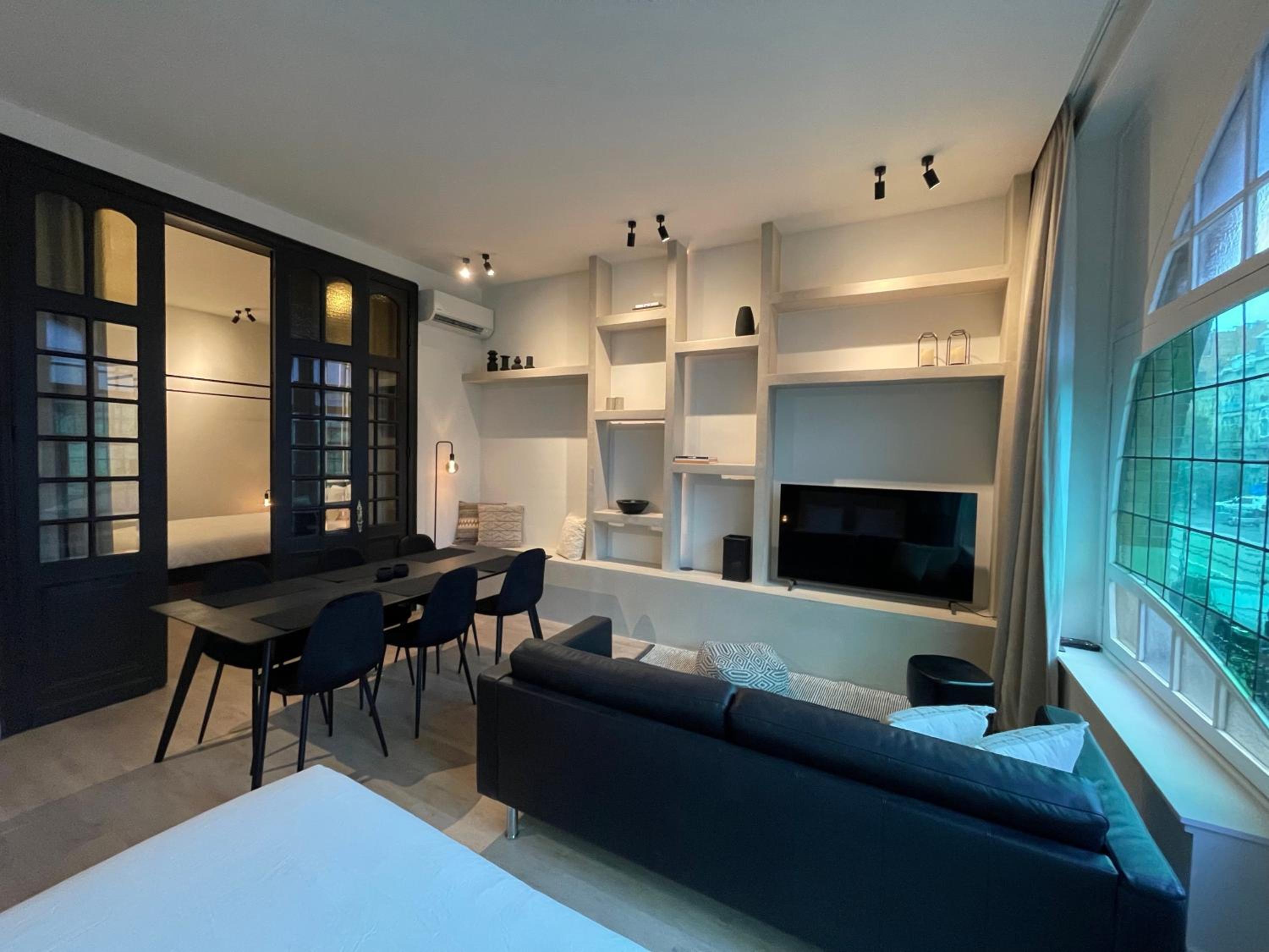 Historic 3 Bedroom Art-Nouveau Apartment with Airconditioning - Walk to Station Gent Sint-Pieters & Close to City Centre