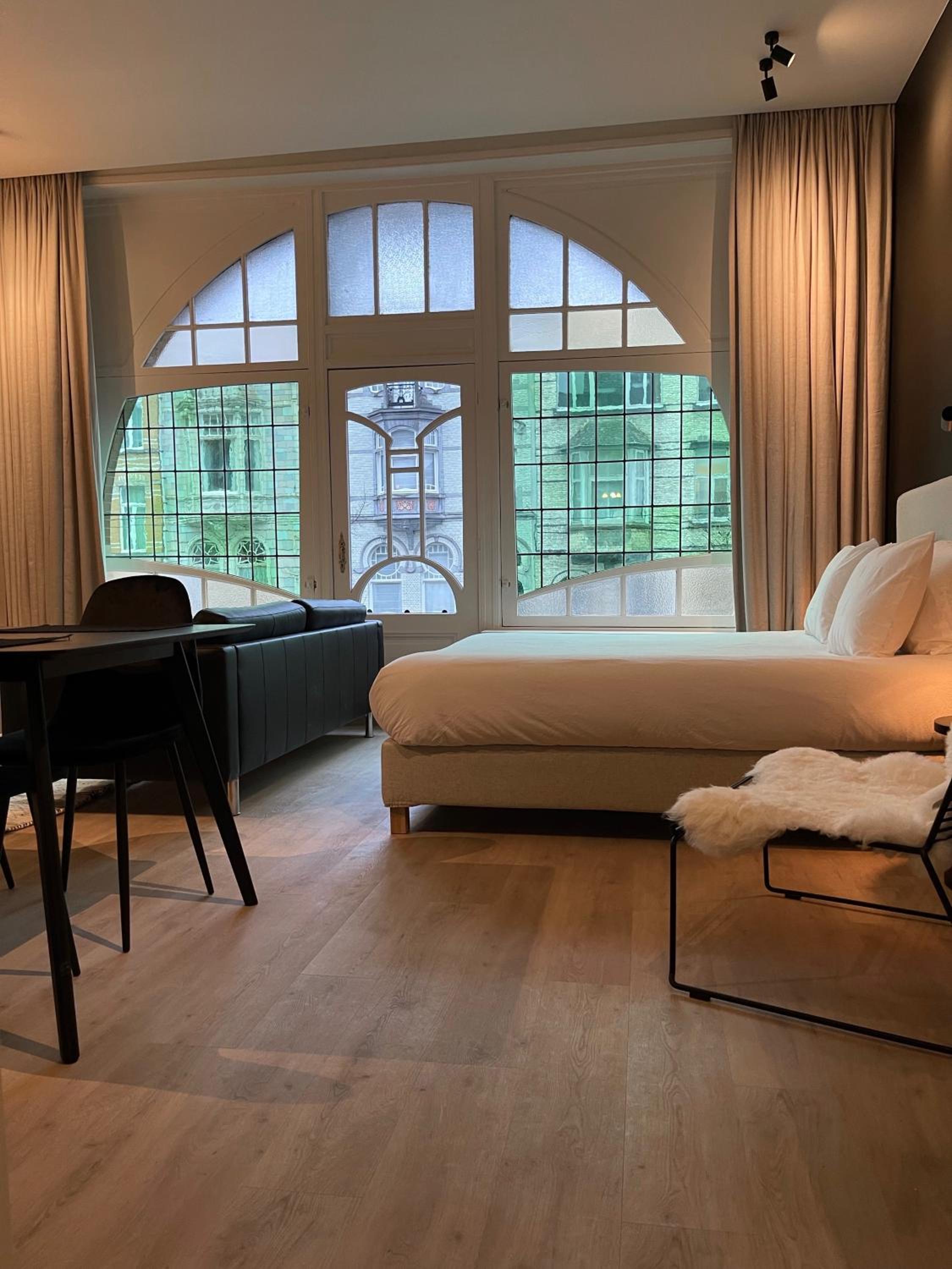 Historic 3 Bedroom Art-Nouveau Apartment with Airconditioning - Walk to Station Gent Sint-Pieters & Close to City Centre