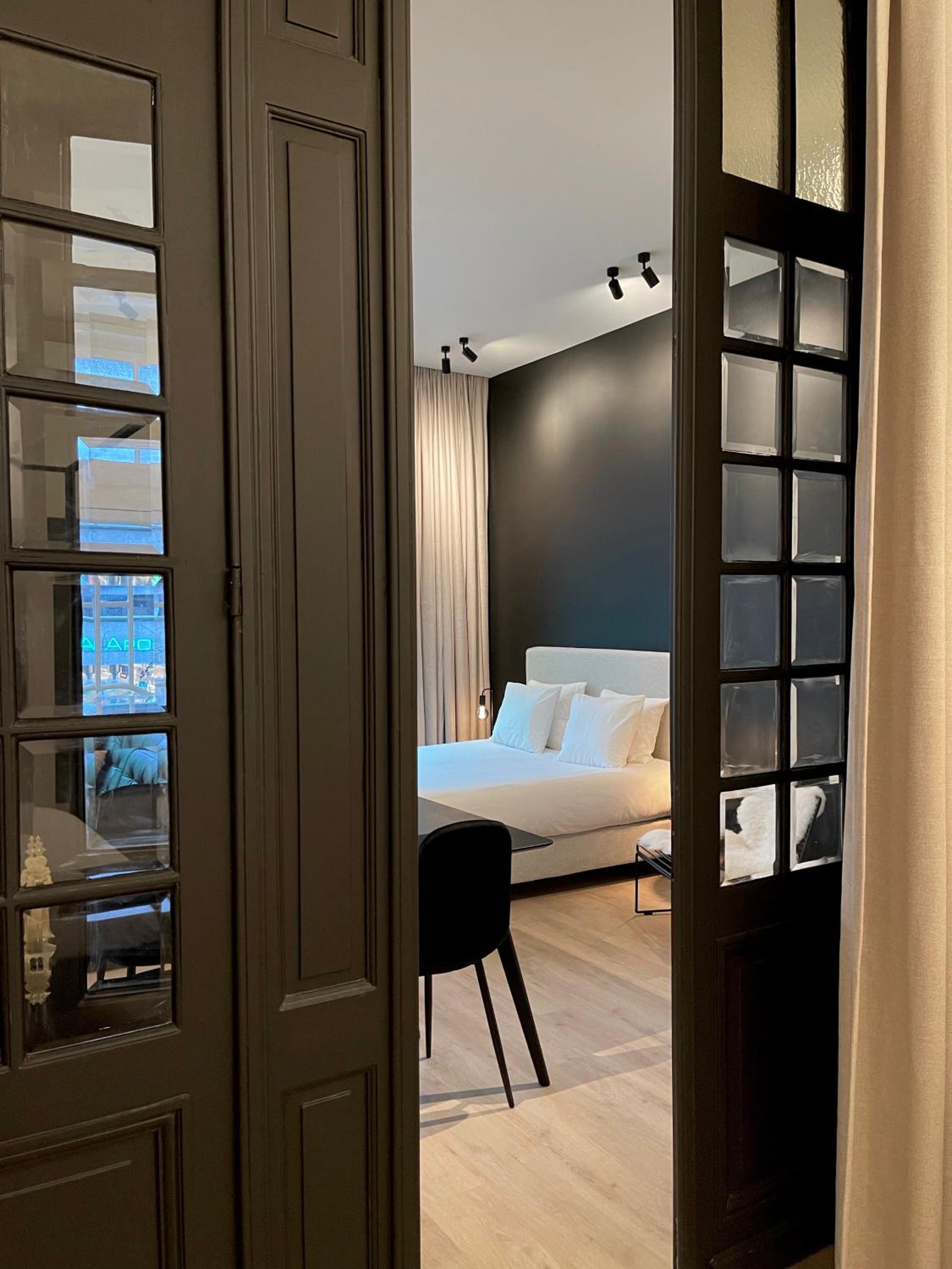 Historic 3 Bedroom Art-Nouveau Apartment with Airconditioning - Walk to Station Gent Sint-Pieters & Close to City Centre