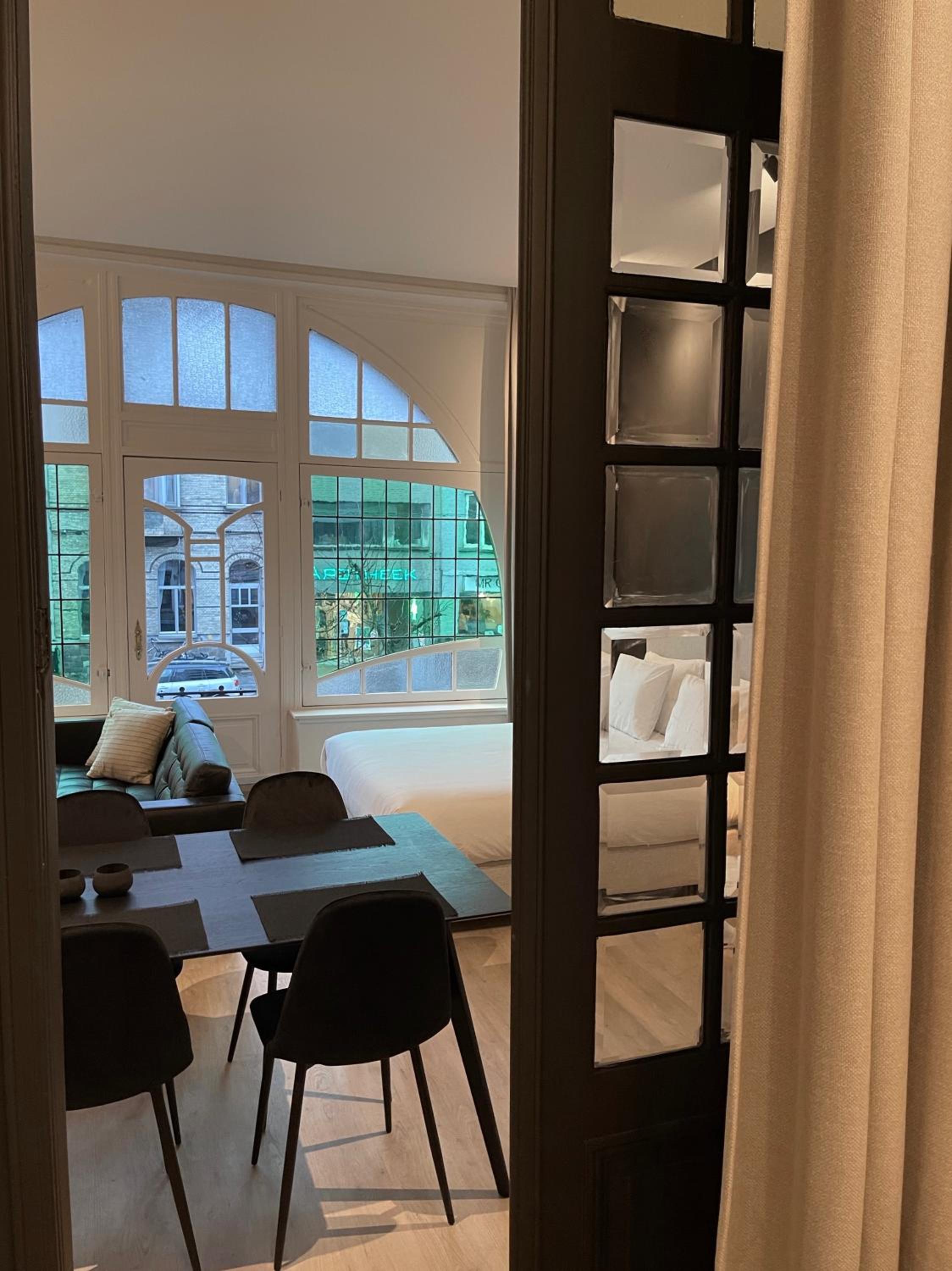 Historic 3 Bedroom Art-Nouveau Apartment with Airconditioning - Walk to Station Gent Sint-Pieters & Close to City Centre