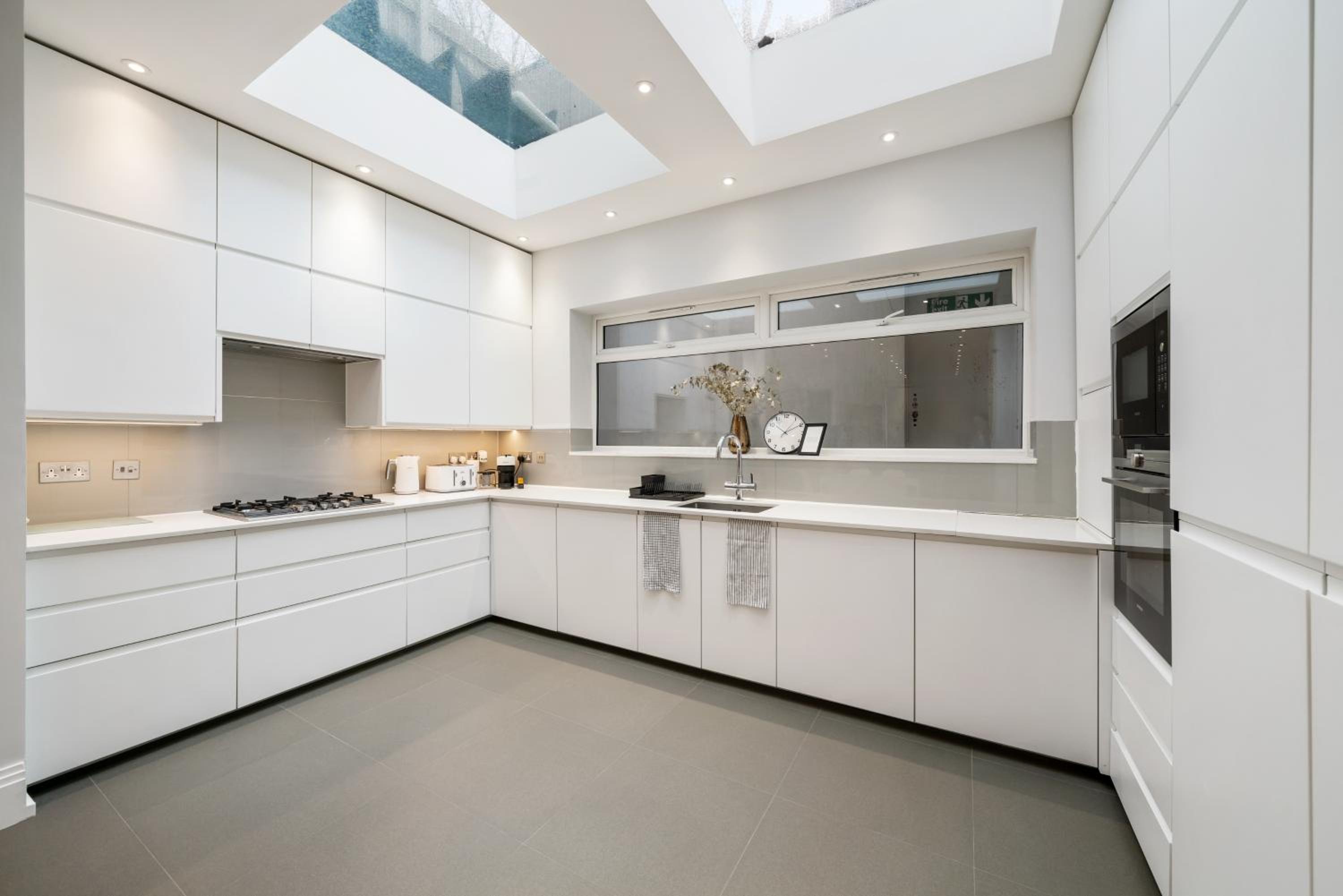 Modern 4 Bedroom Townhouse with Cinema Room in the heart of London SE1