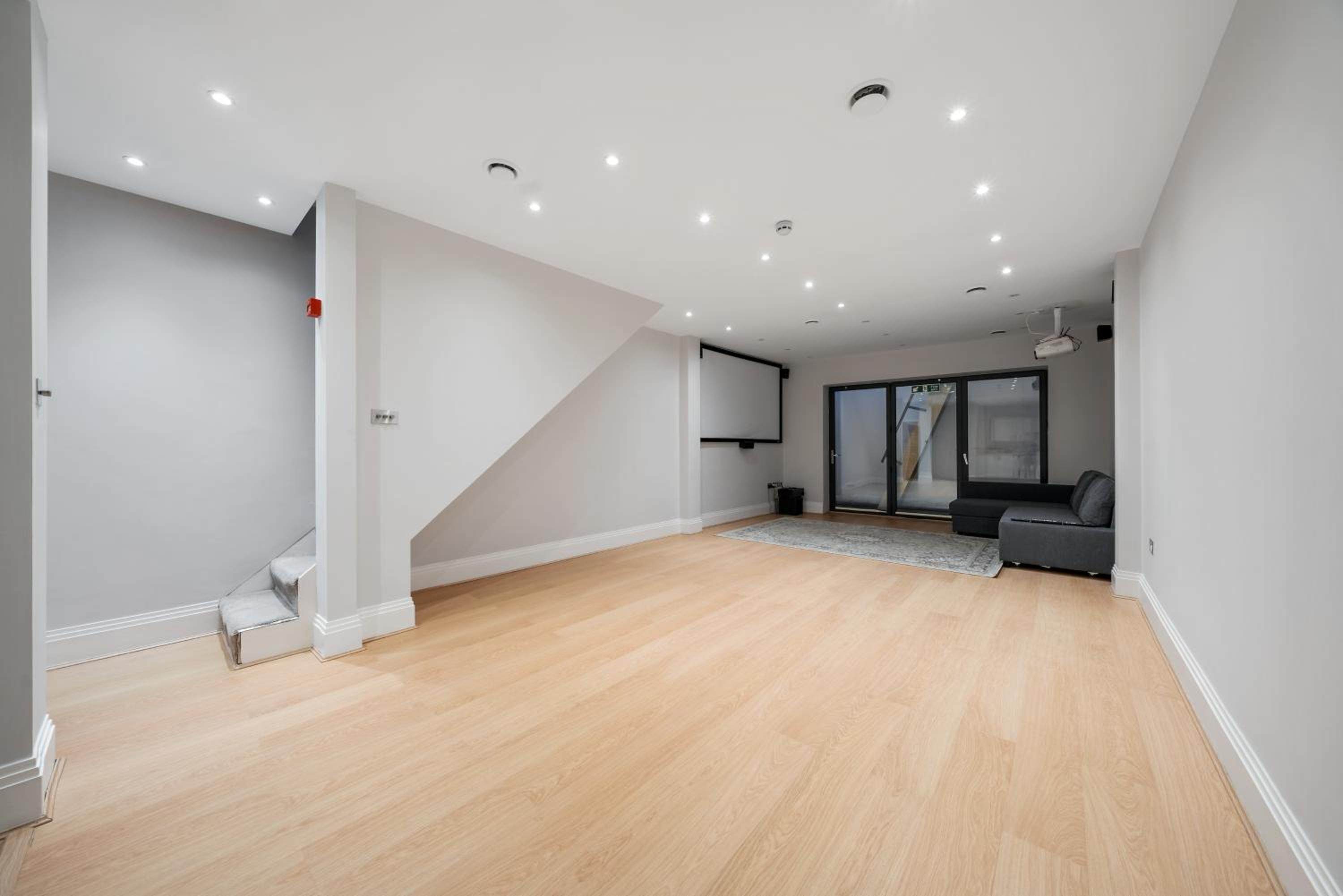 Modern 4 Bedroom Townhouse with Cinema Room in the heart of London SE1