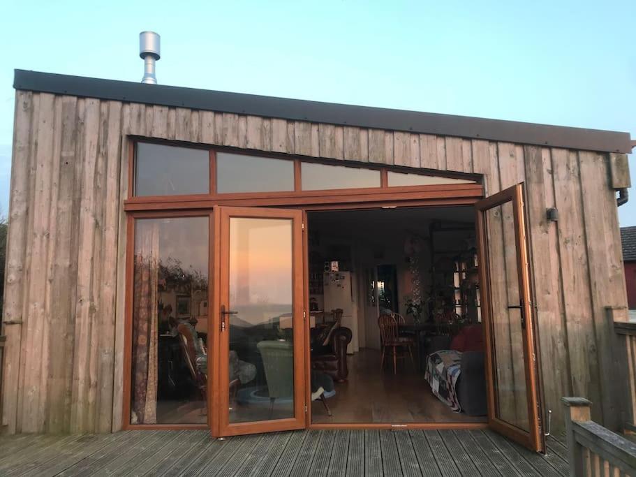 Spacious cabin on isolated farm with sea view