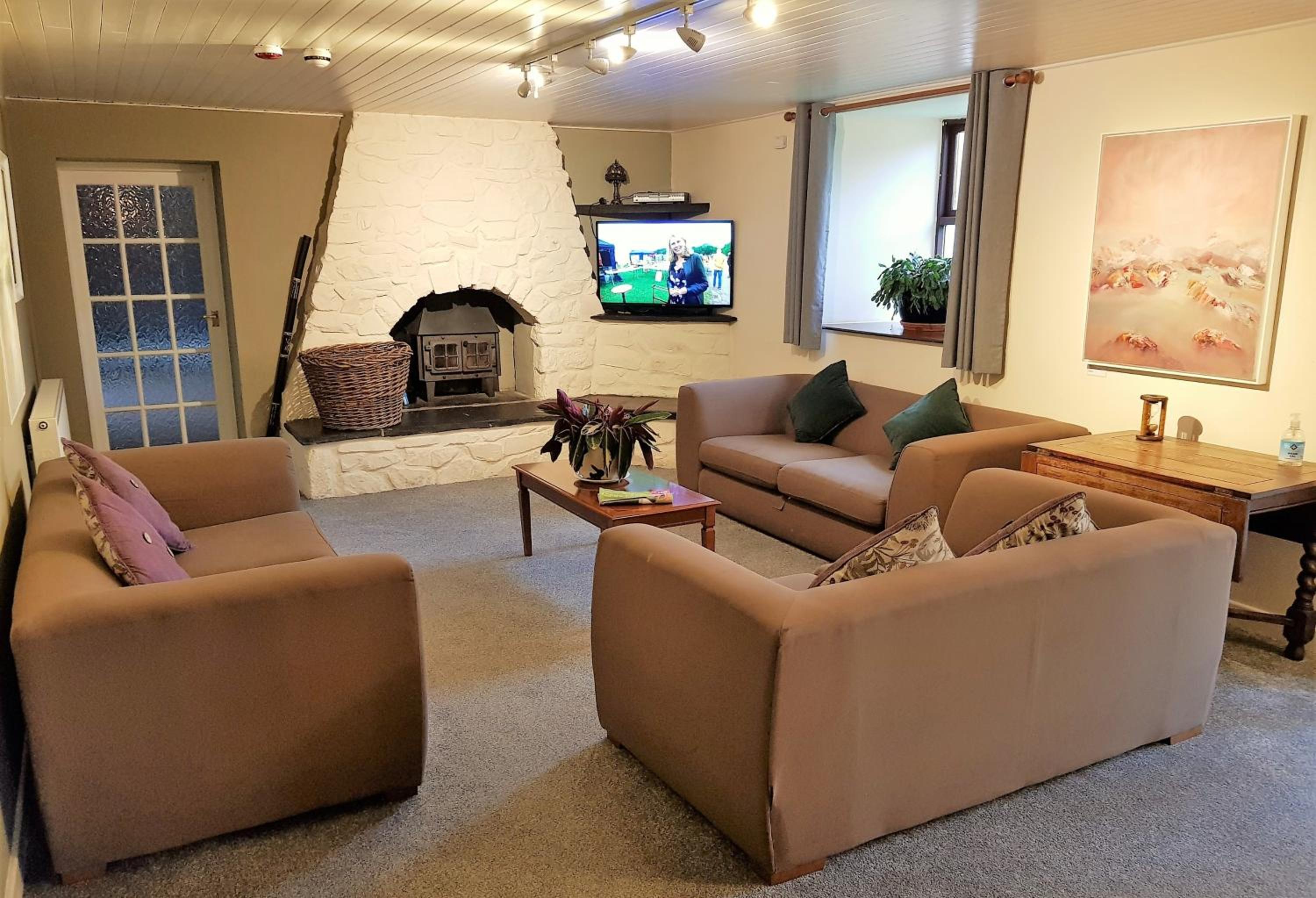 Spacious 3-Bedroom 3-bathroom country cottage view 4