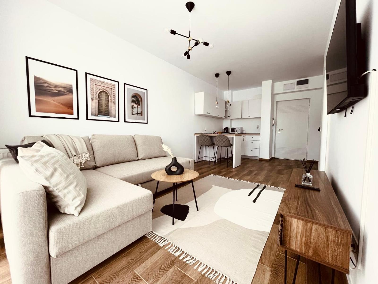 The Palm 2 Apartment - family friendly, central, self check-in view 3