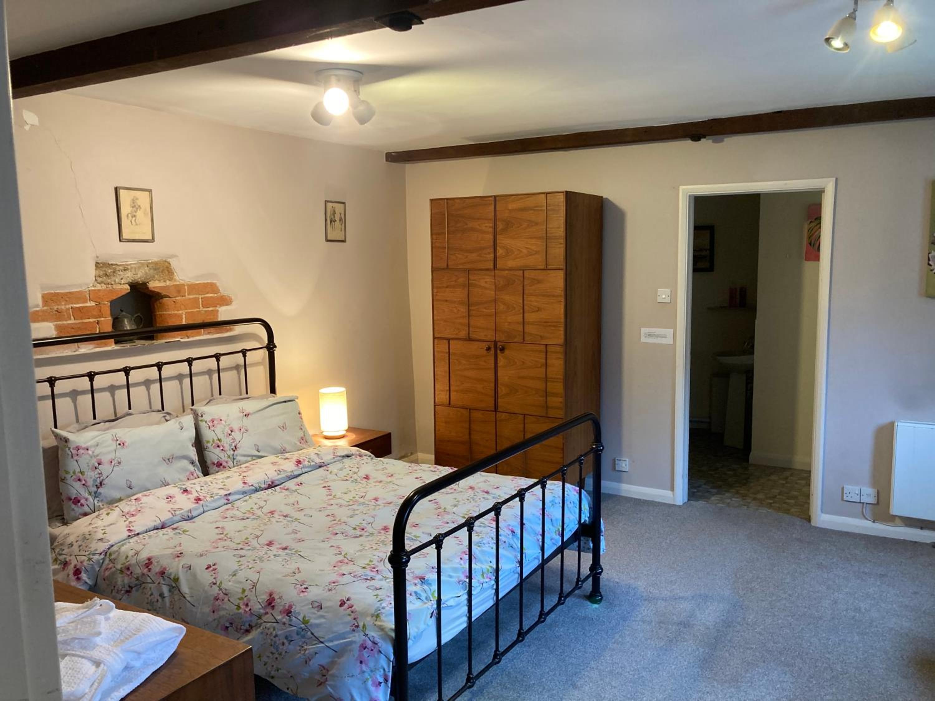 Idyllic cottage escape in Oxfordshire countryside view 5