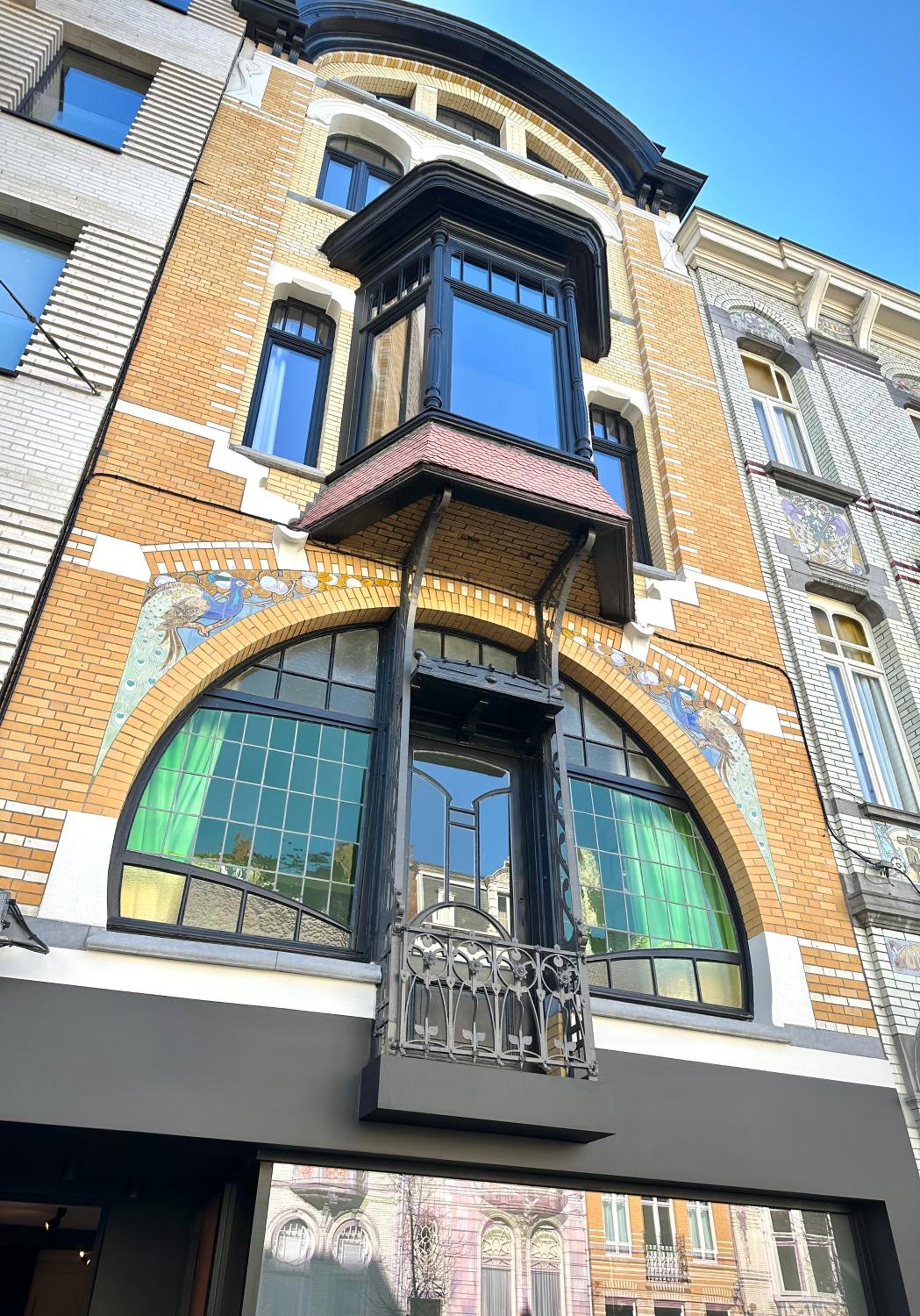 Historic 3 Bedroom Art-Nouveau Apartment with Airconditioning - Walk to Station Gent Sint-Pieters & Close to City Centre