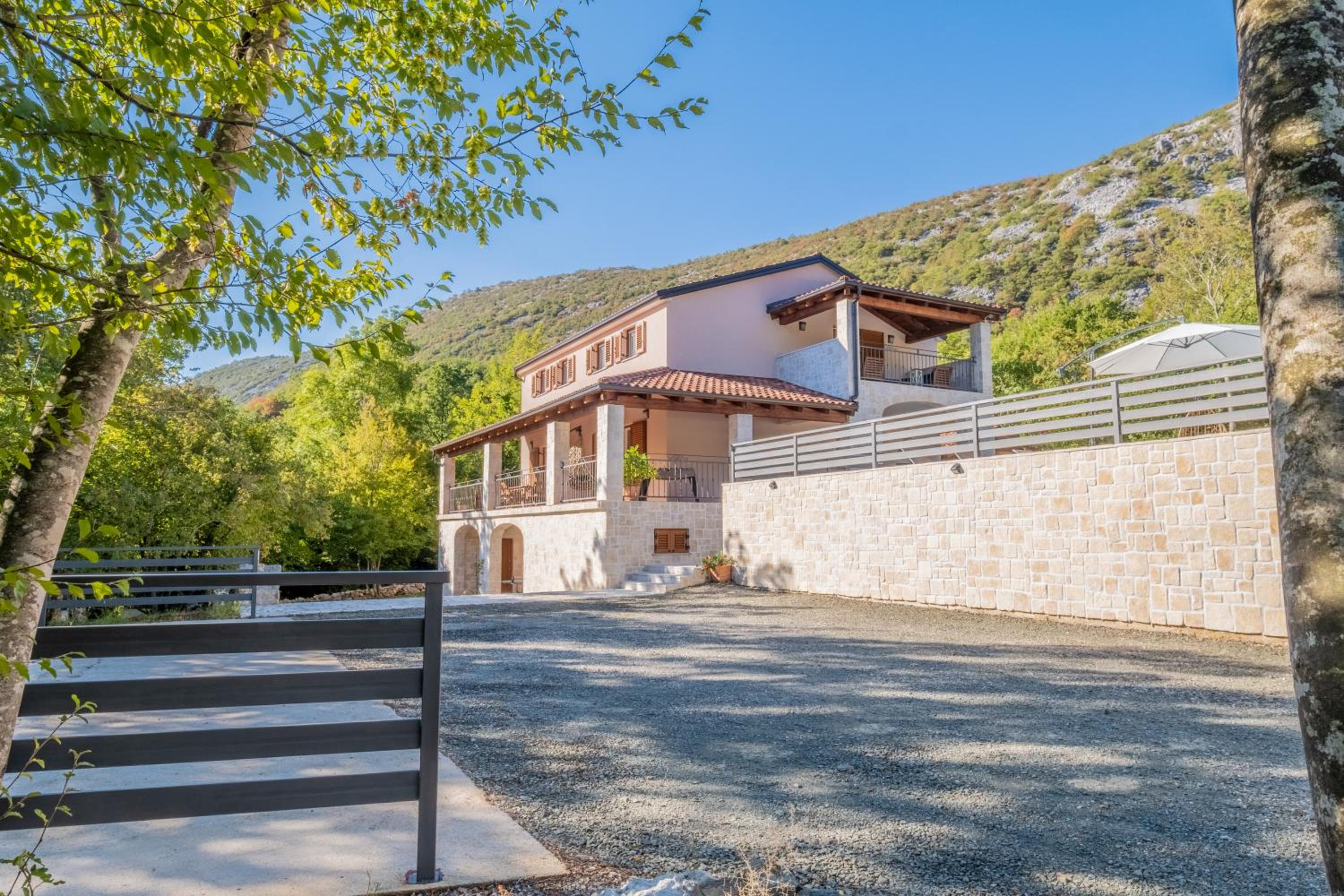 Amazing 4 bedroom villa with Swimming pool and WIFI, family frendly view 3
