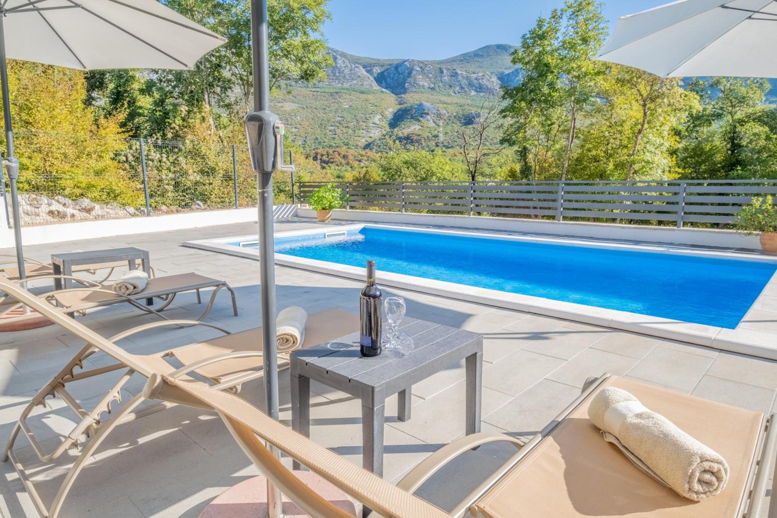 Amazing 4 bedroom villa with Swimming pool and WIFI, family frendly view 4