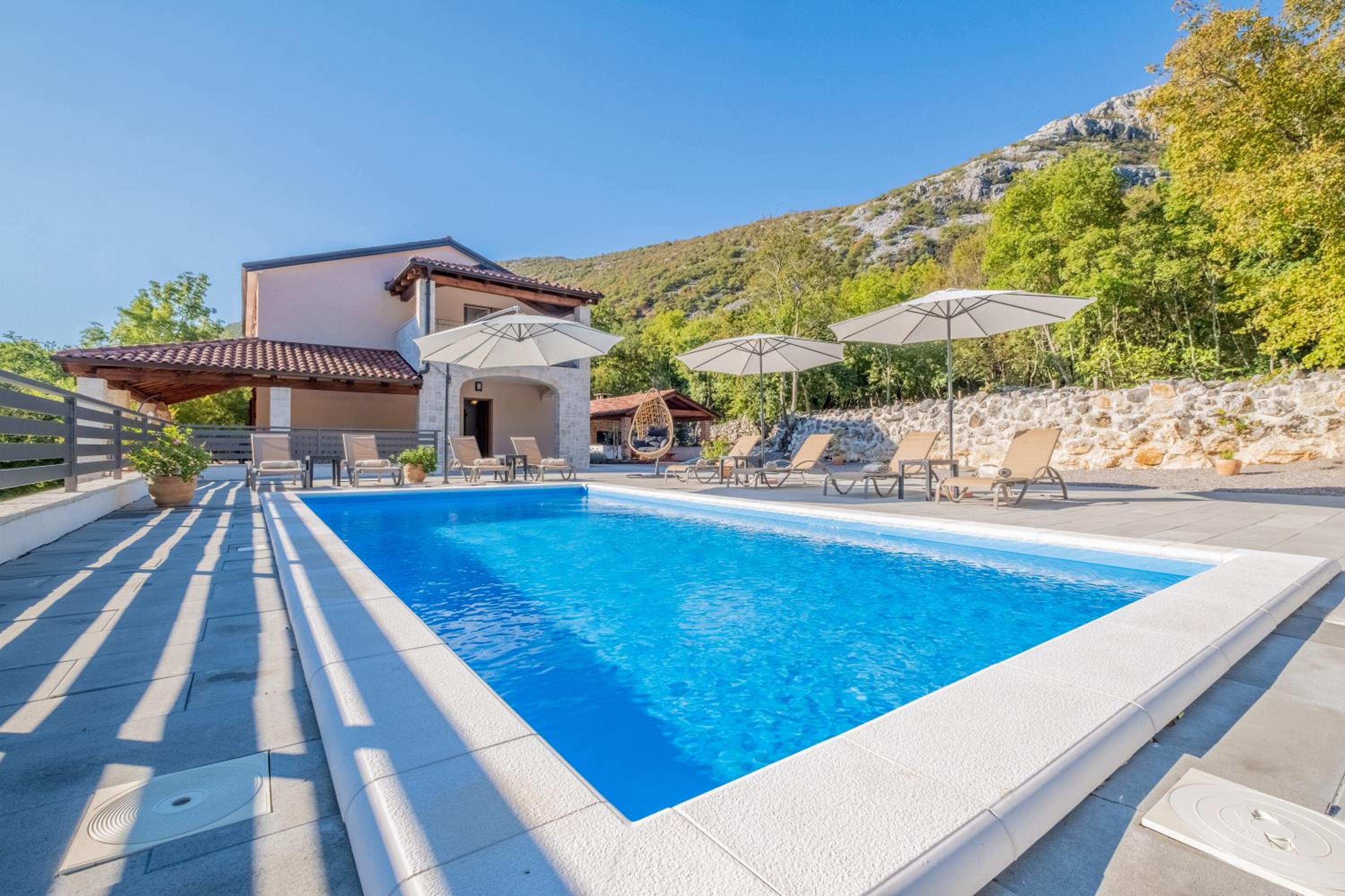 Amazing 4 bedroom villa with Swimming pool and WIFI, family frendly view 5